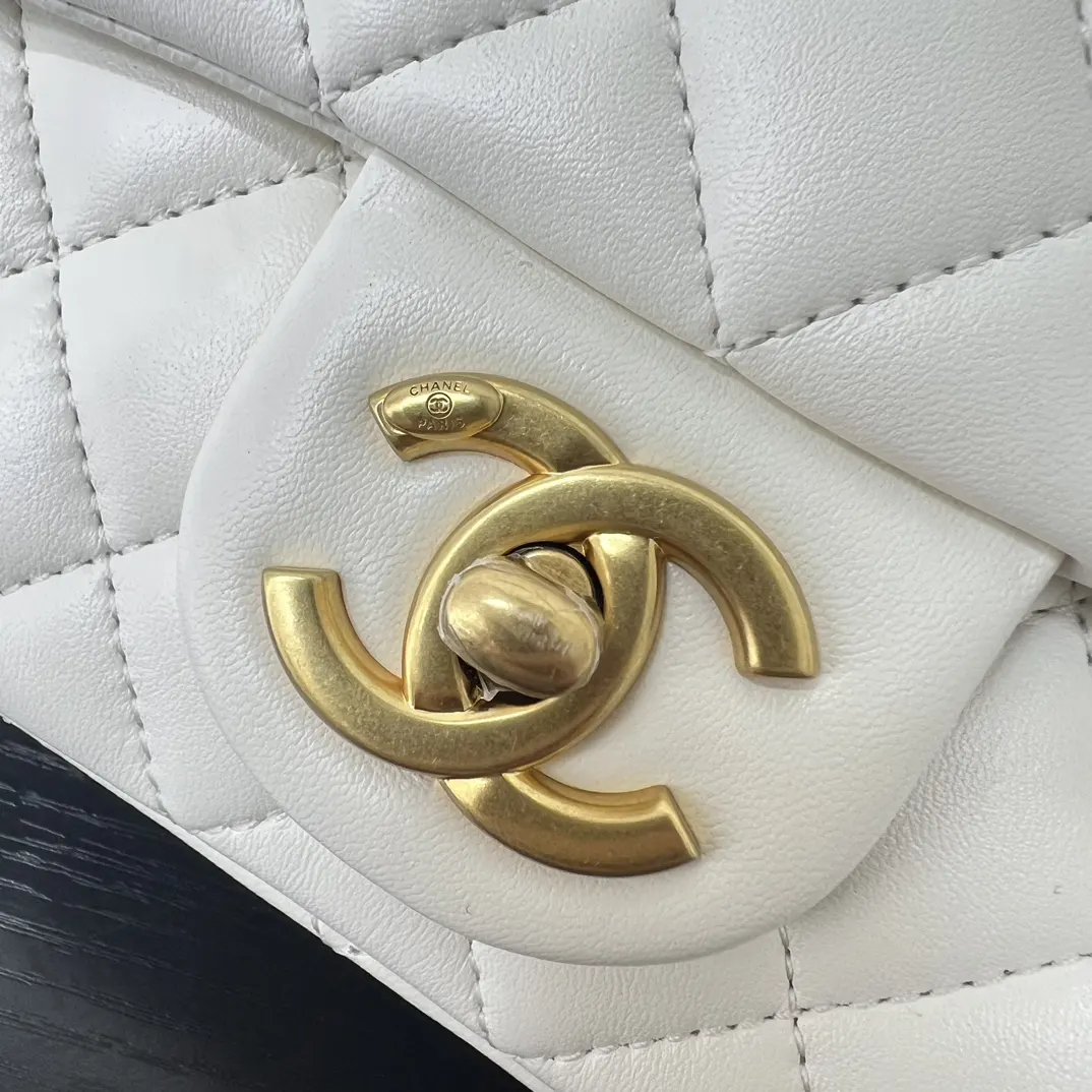 Chanel 米白色小羊皮菱格鏈條包 金扣