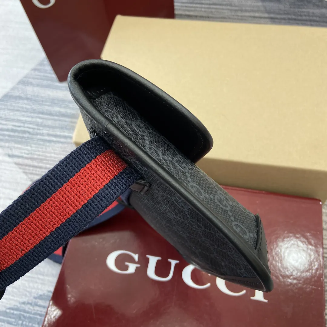 黑色 与GG图案形成对比 腰包 休闲腰包款