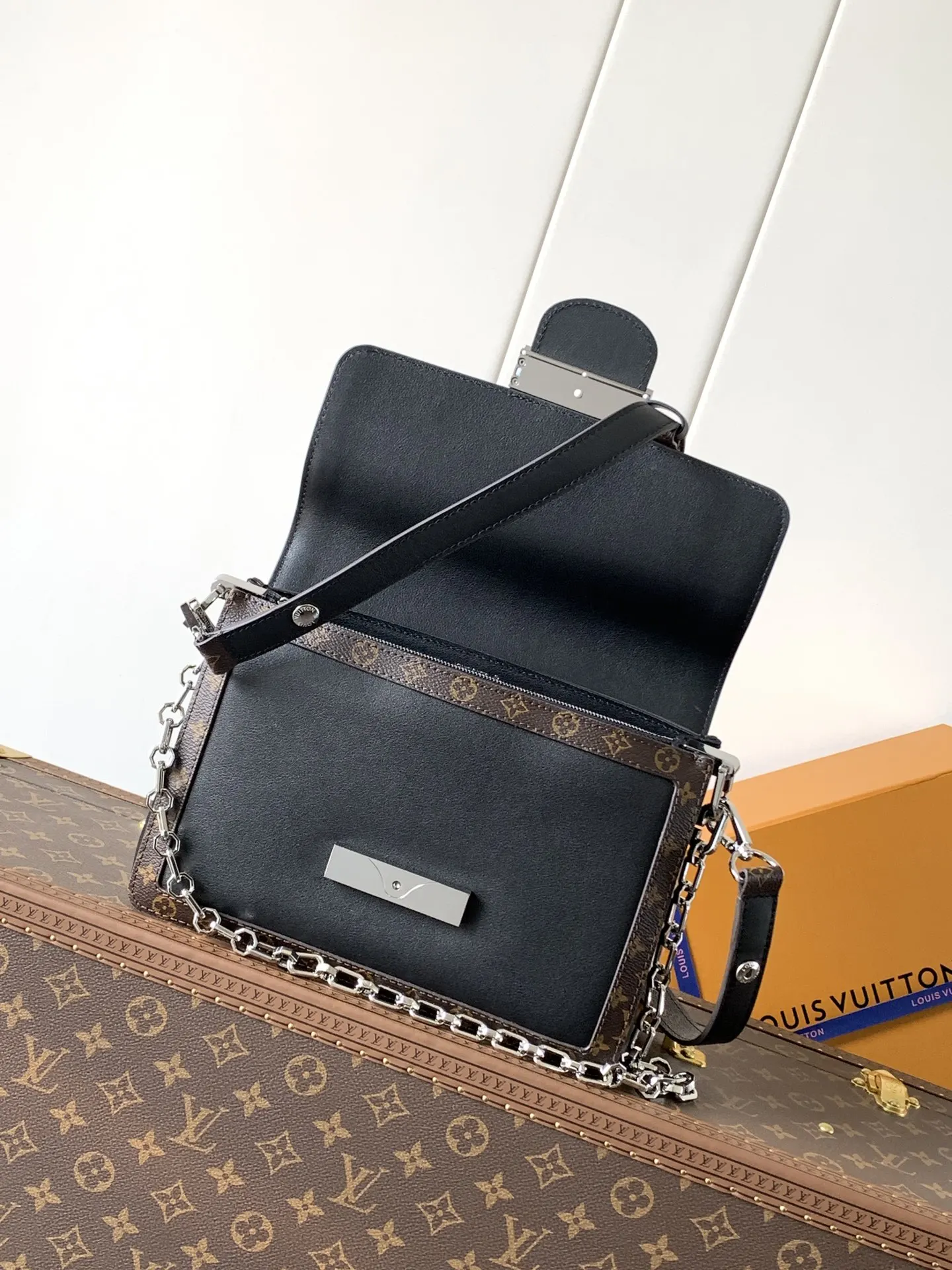 LV 牛皮 字母跃现于翻盖之上 与可拆卸链条相映成趣 链条包 精致链条款