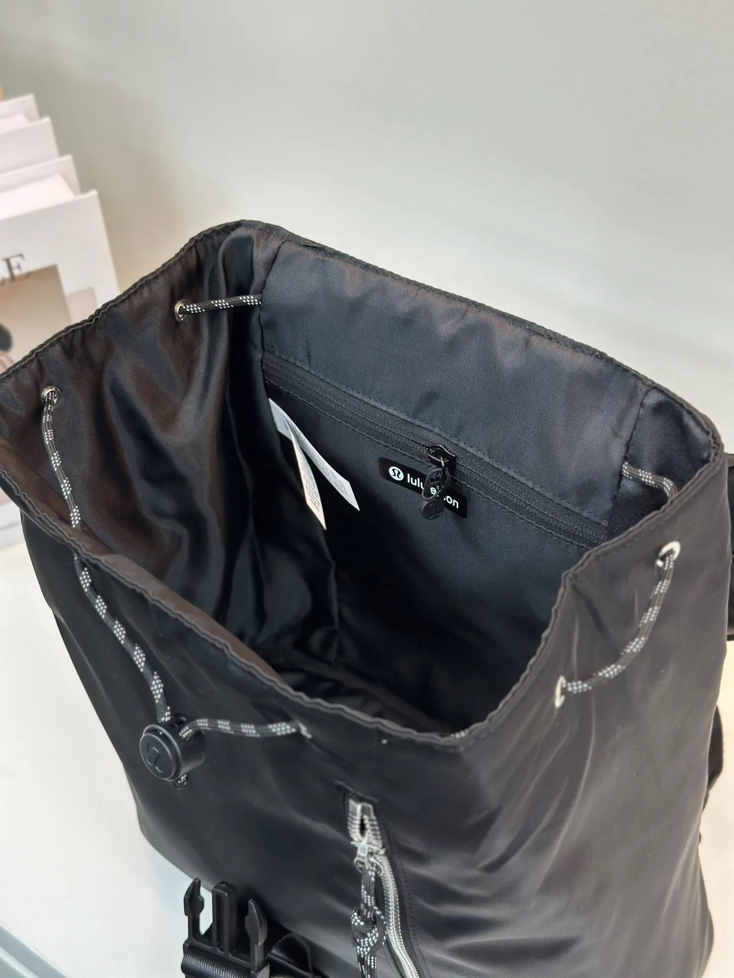 尼龍 本地 包邮 lululemon露露乐蒙 雙肩包 实用雙肩款(數字4) 尼龍 本地 包邮 lululemon露露乐蒙 雙肩包 实用雙肩款(數字4)