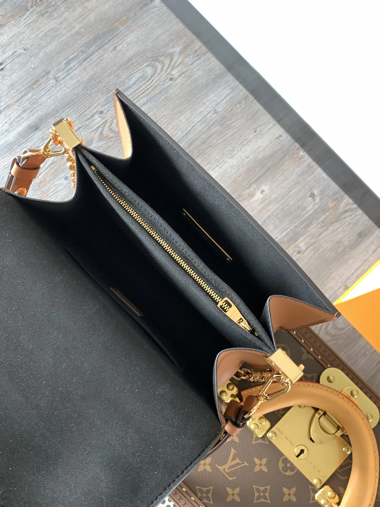 LV 帆布 将 Monogram 帆布与 Re 腋下包 复古腋下背款