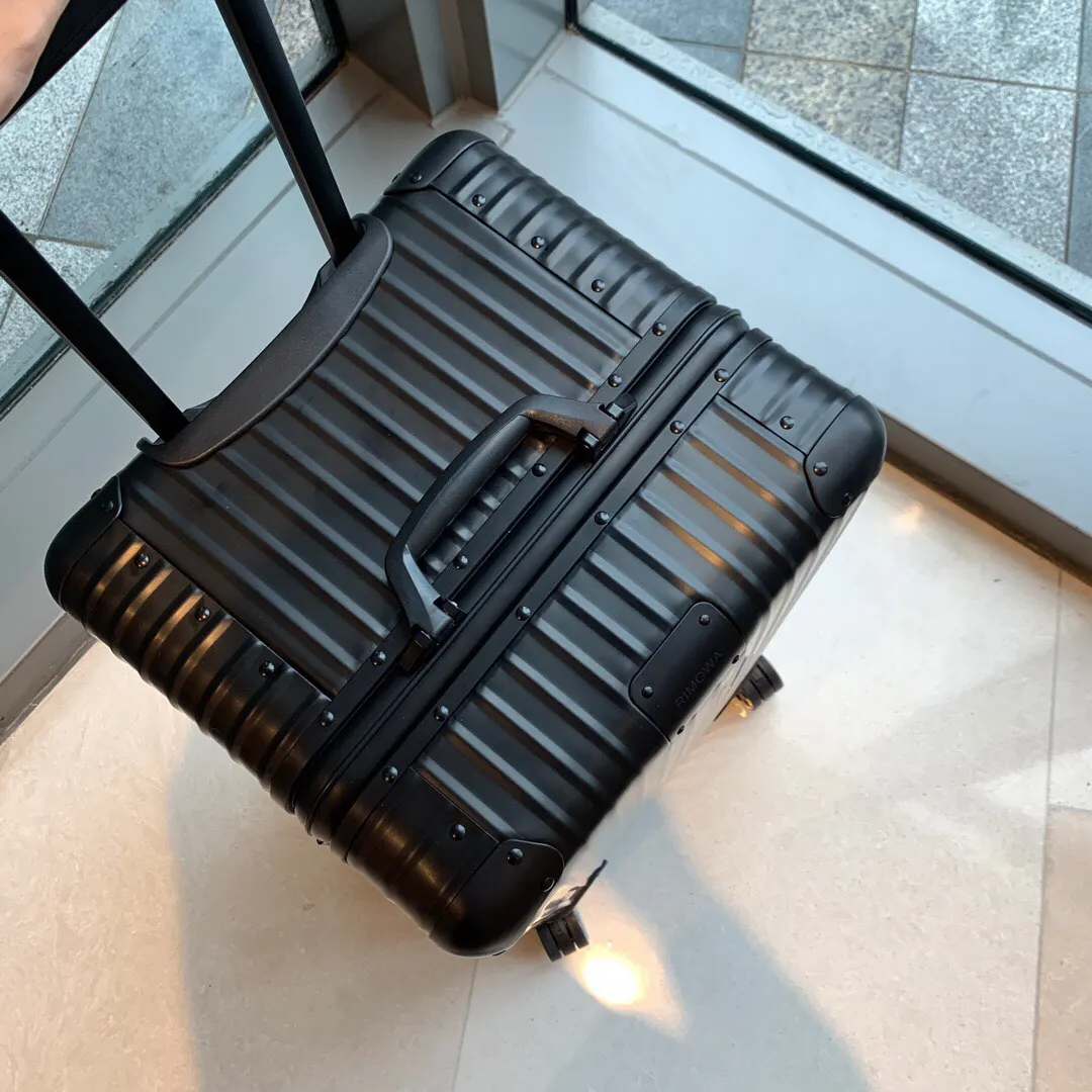 黑色 銀色 日默瓦rimowa運動版鋁合金 无极变速弹跳拉杆 德 行李箱 旅行拉杆款 輕便出行款(數字9) 黑色 銀色 日默瓦rimowa運動版鋁合金 无极变速弹跳拉杆 德 行李箱 旅行拉杆款 輕便出行款(數字9)