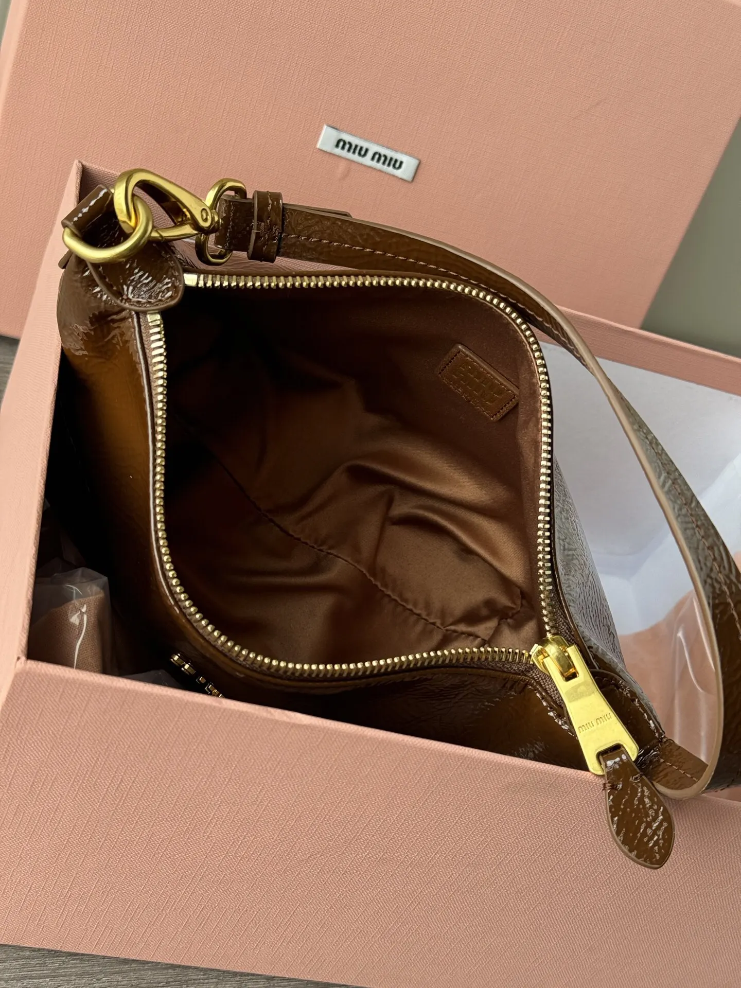Miu 漆皮 厂价 老鼠狠货miumiu饭盒 腋下包 復古腋下背款