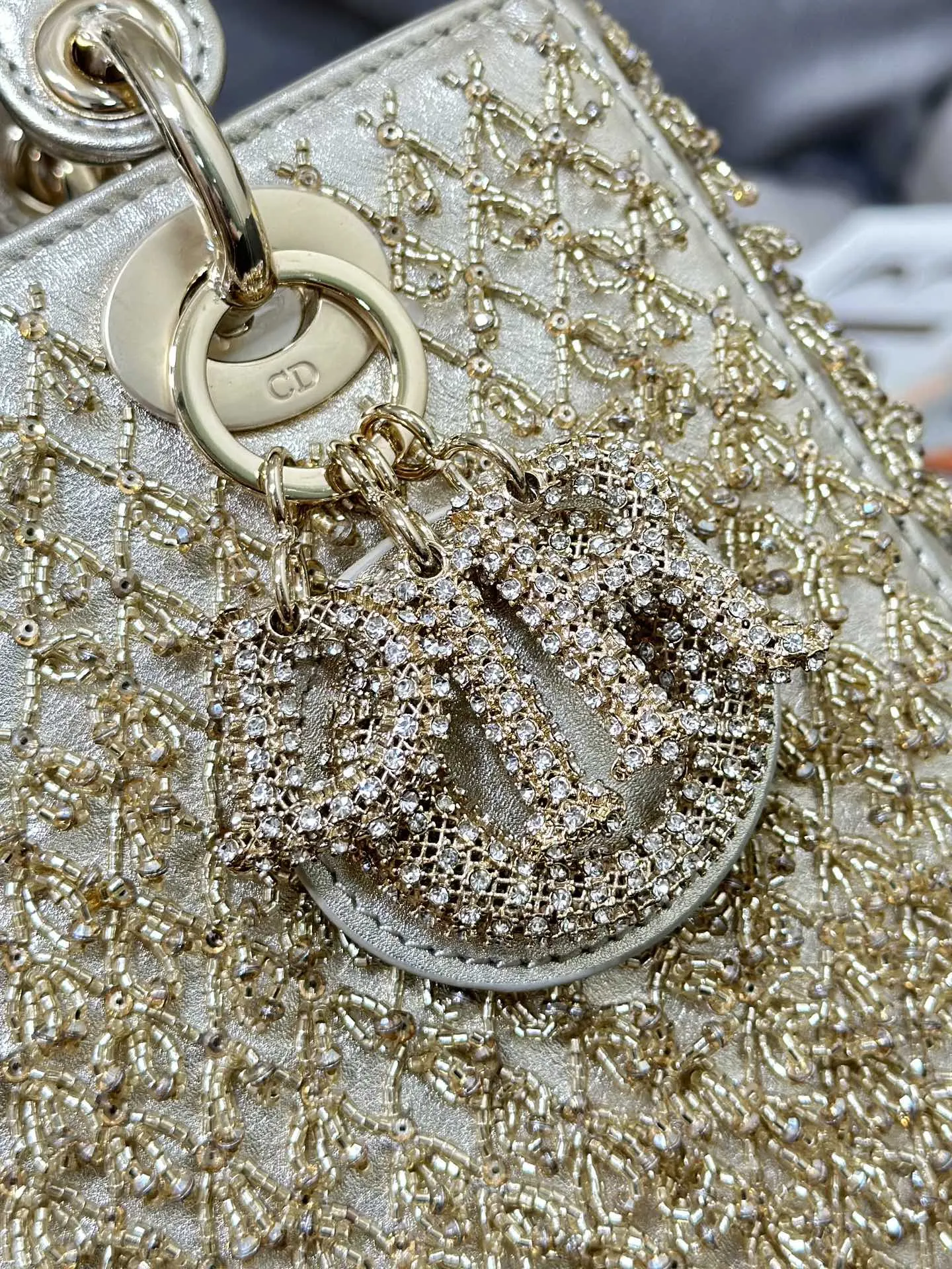 金色 牛皮 中号款式 搭 可拆卸的链条肩带 可手提或斜挎 链条包 精致链条款