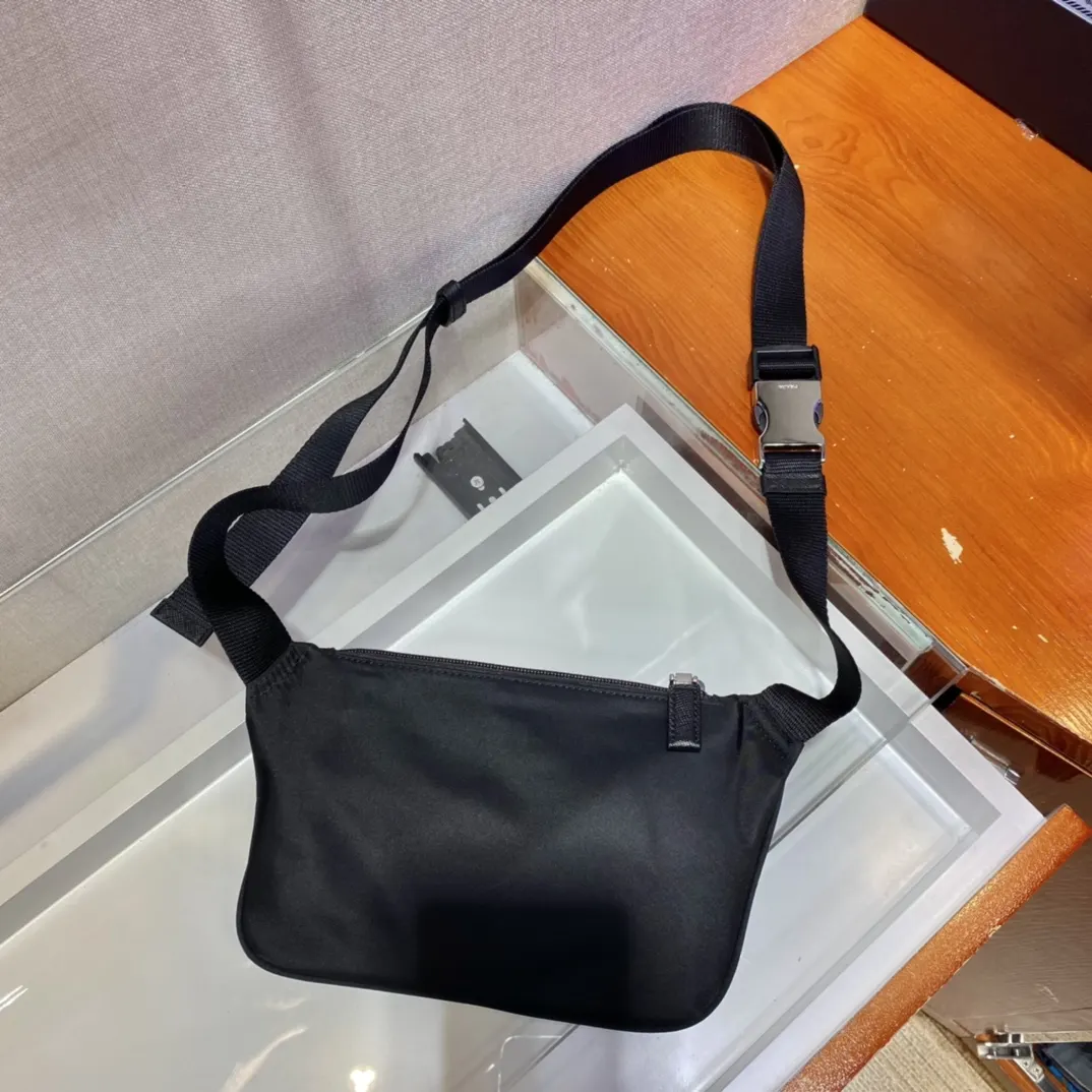 Prada 2VH128 腰包 轻便实用