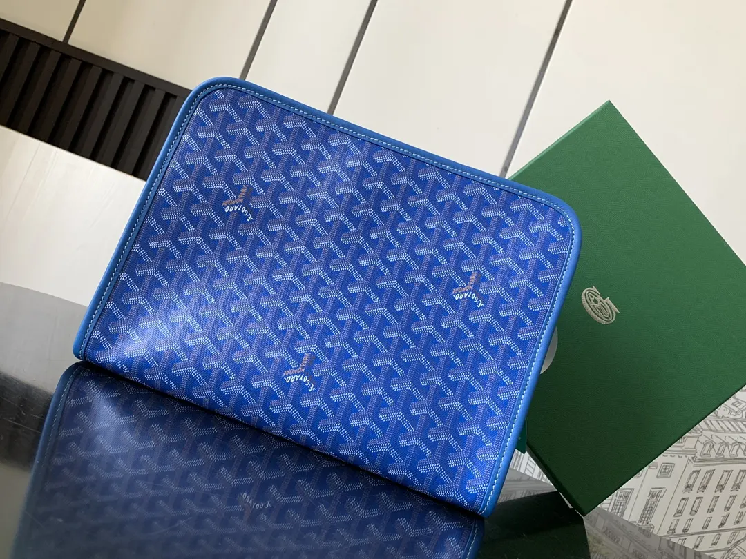 Goyard 其防水棉布衬里易于清洁 可通过其外部挂环将其挂在任何 化妆包 便携收纳款