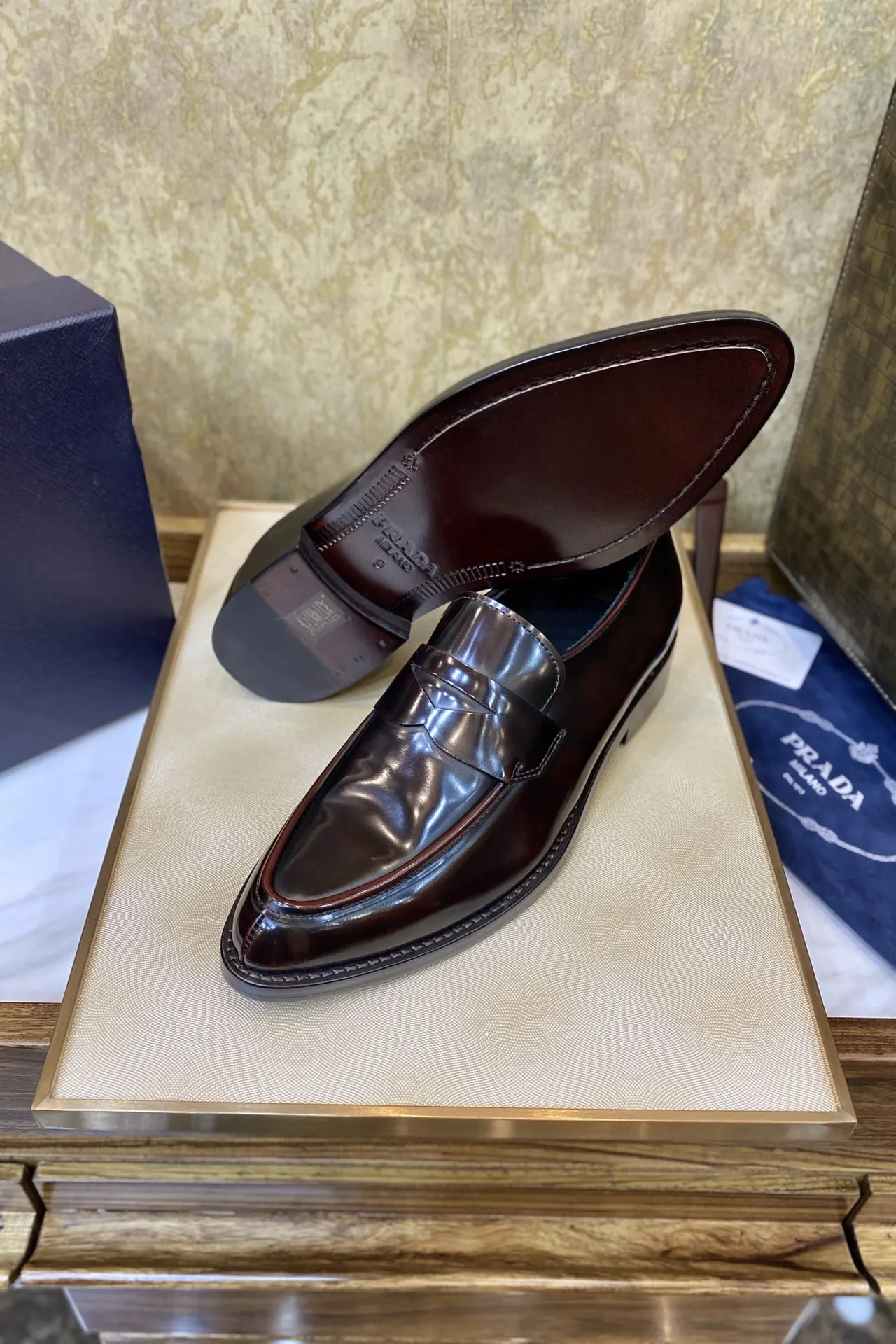 Prada 牛皮 休闲鞋 舒适