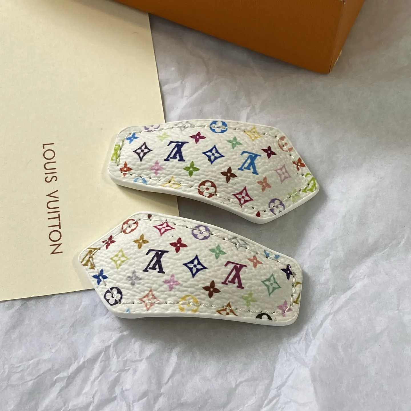 LV 白色 皮革 印花 Monogram 发夹 发饰点缀款