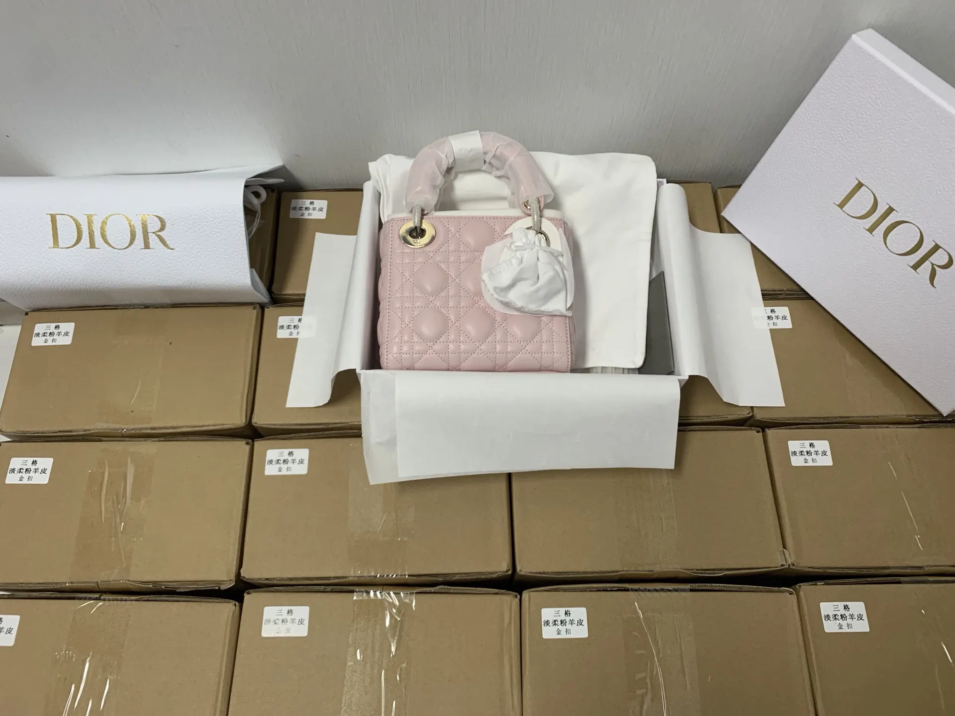 羊皮 三格新色淡柔粉羊皮金扣 水桶包 休闲水桶款