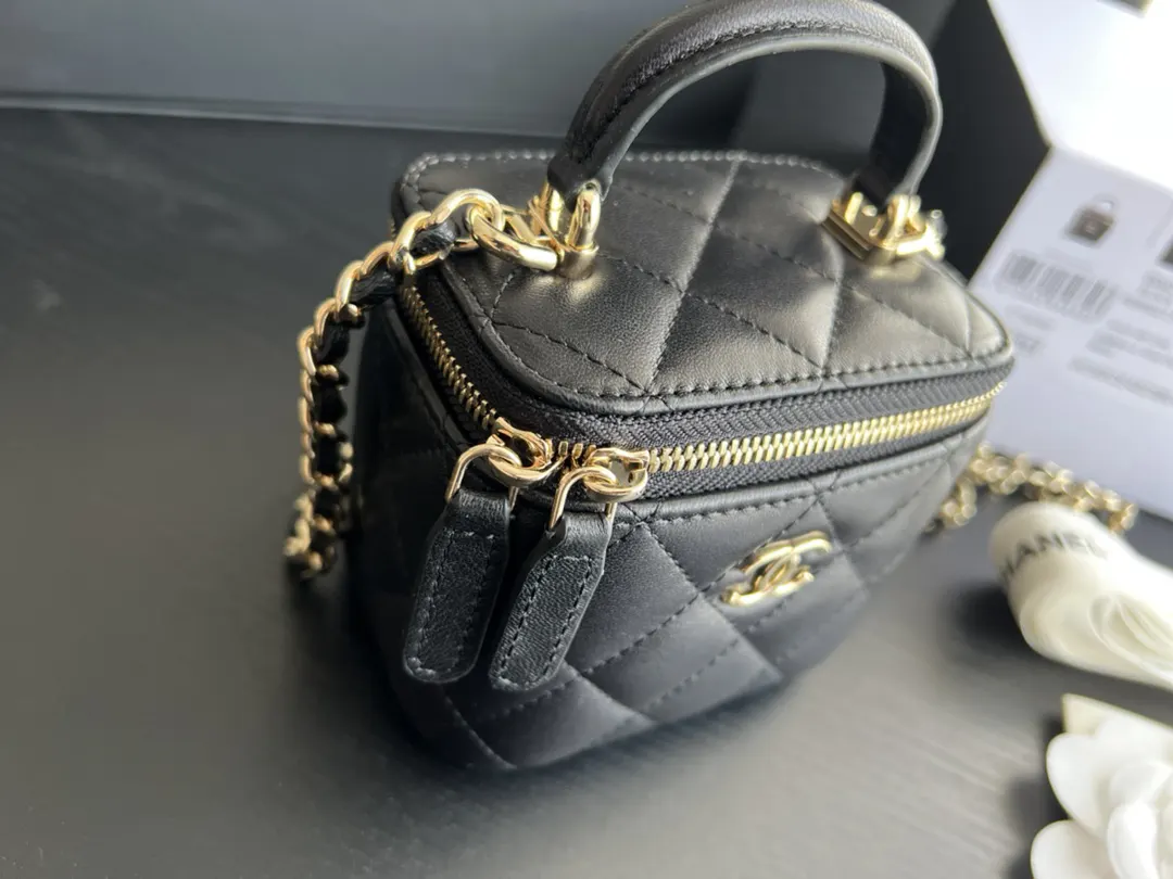CHANEL 19 Bag 黑色羊皮菱格链条包 金扣款