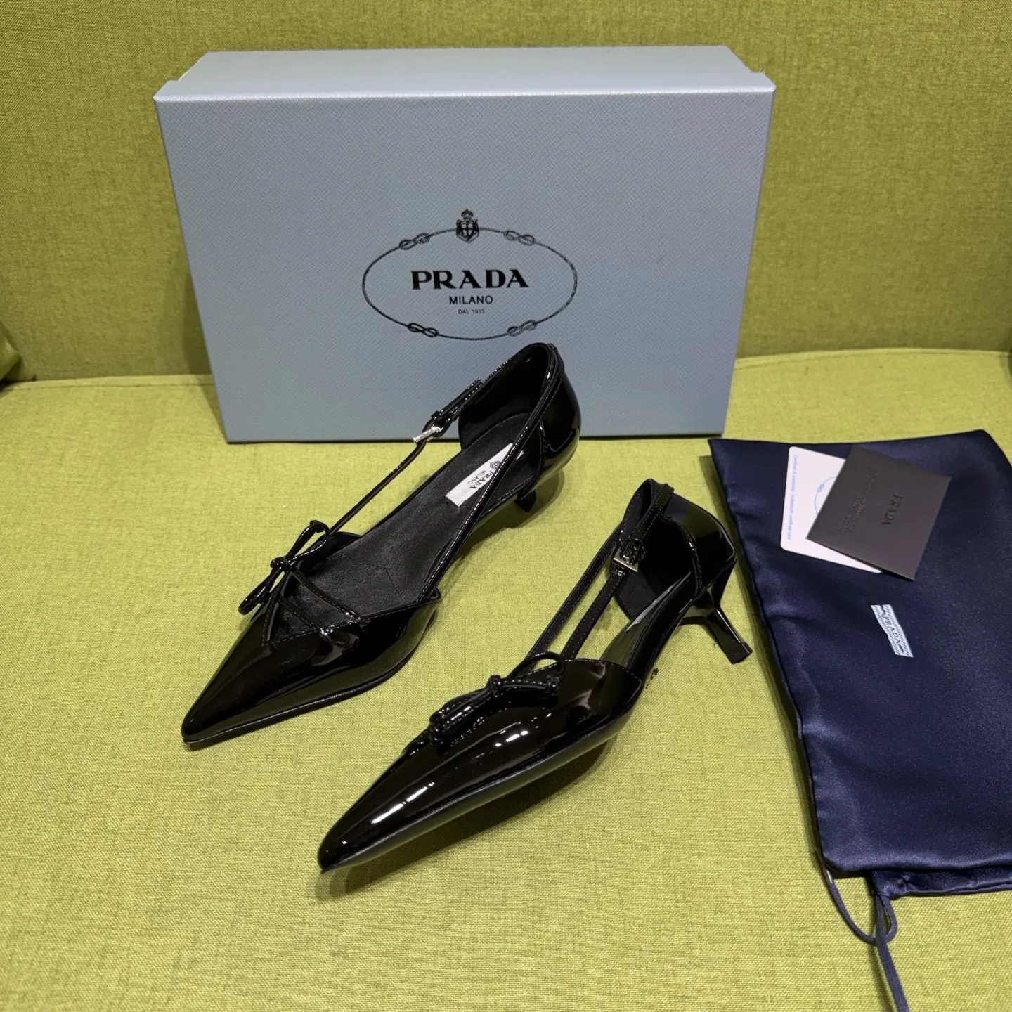 PRADA 羊皮 漆皮 字母 休闲鞋 舒适百搭款