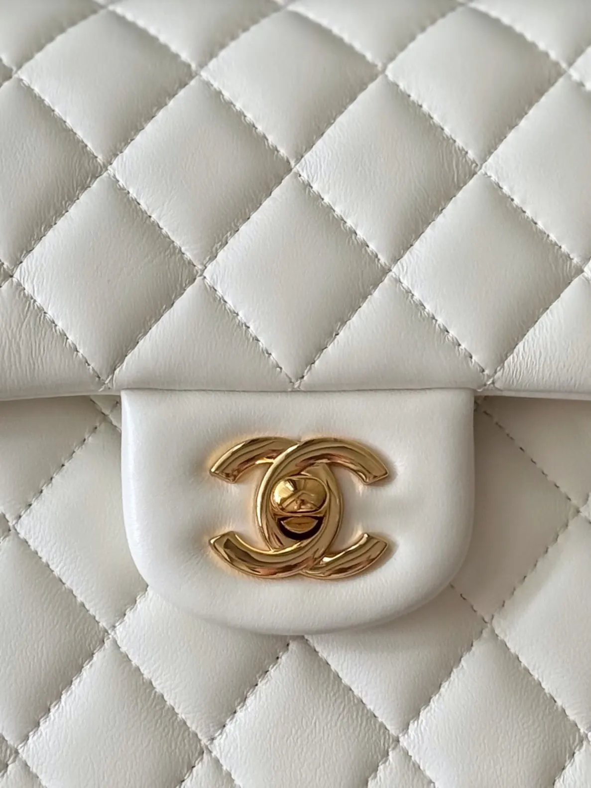 Chanel Mini White Leather Quilted Chain Bag Image 5 Chanel Mini White Leather Quilted Chain Bag Image 5