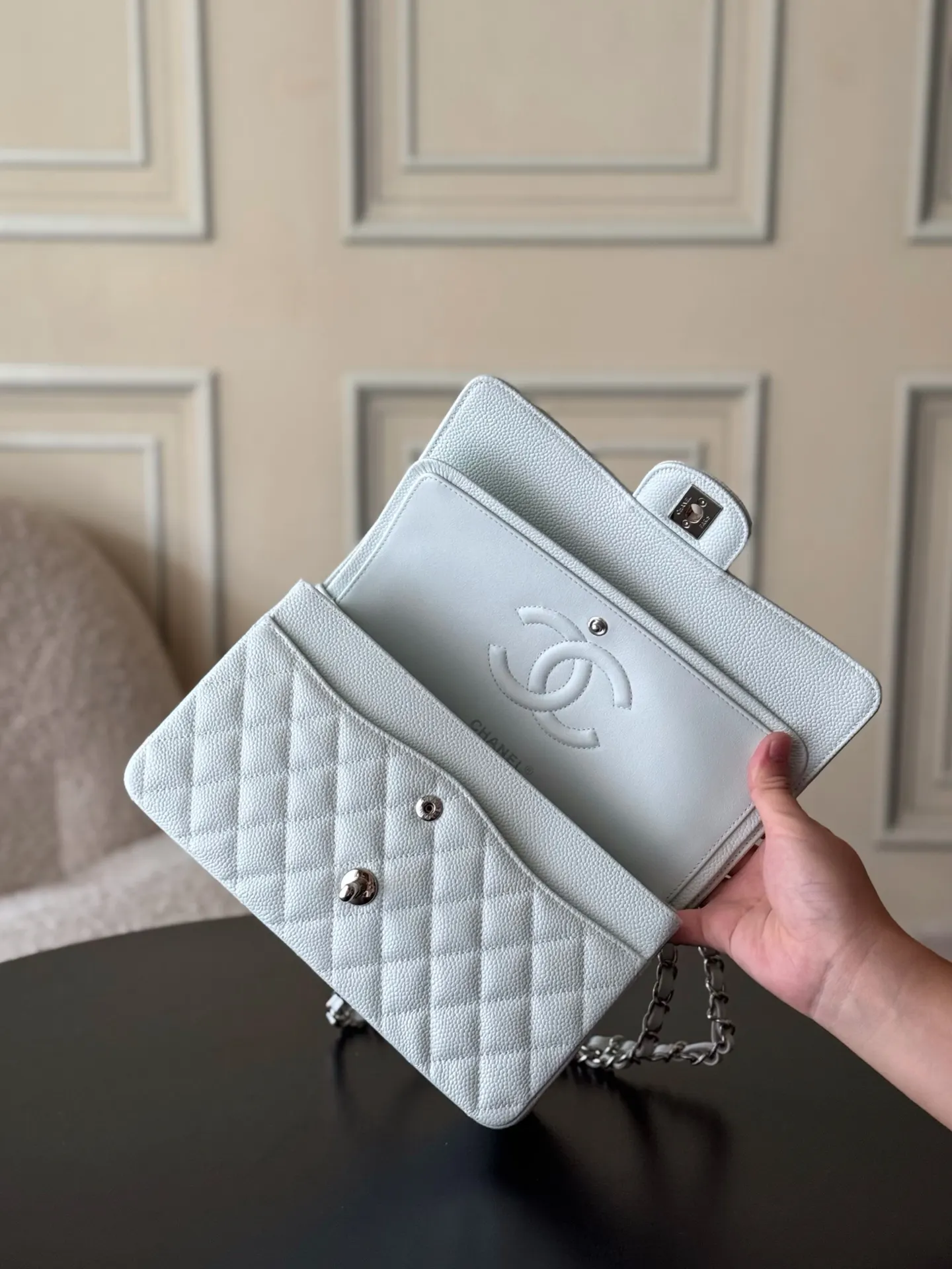 Chanel 白色鱼子酱牛皮翻盖链条包 金扣 复古