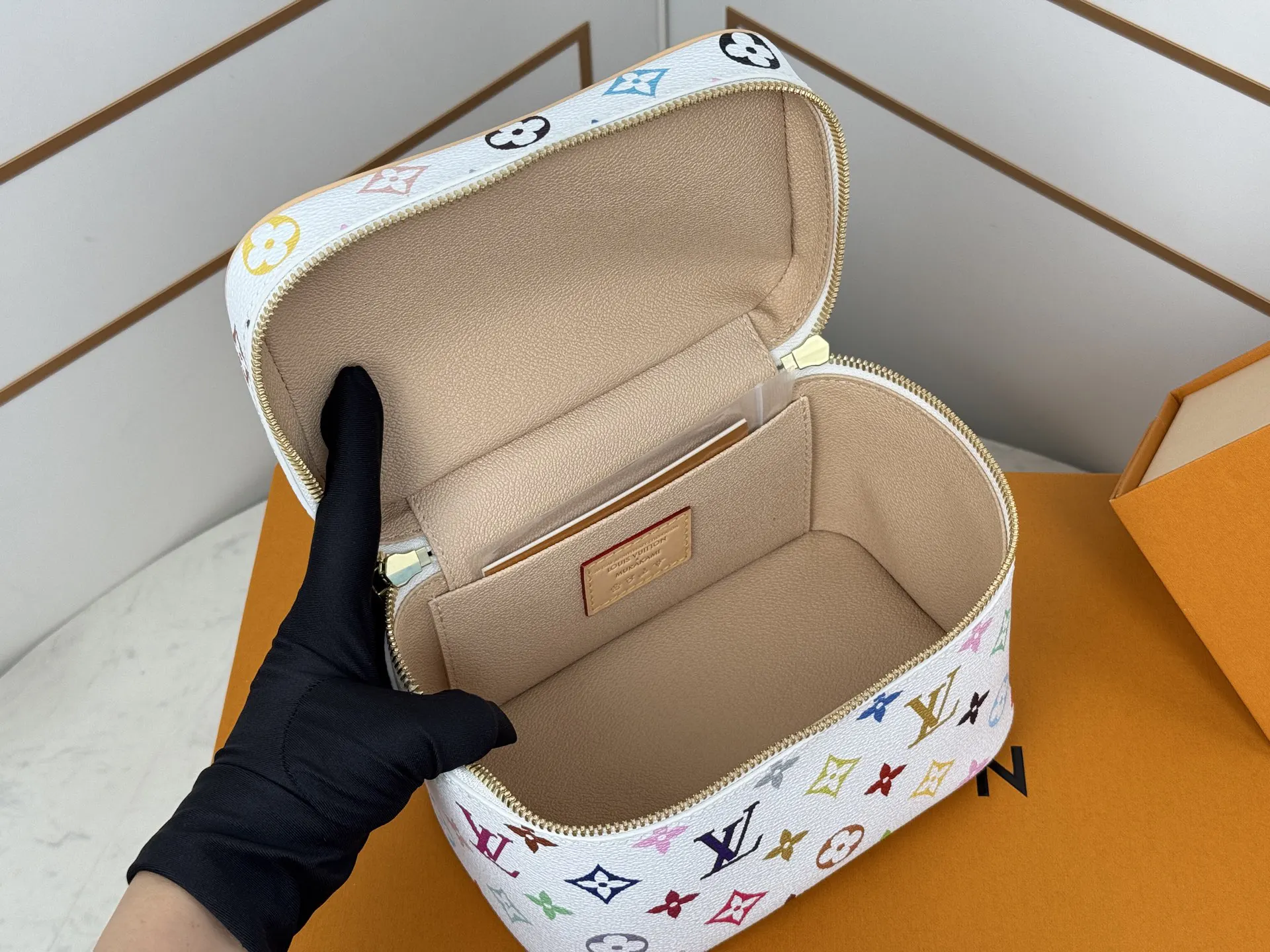 白彩中号 化妆包 便携收纳款