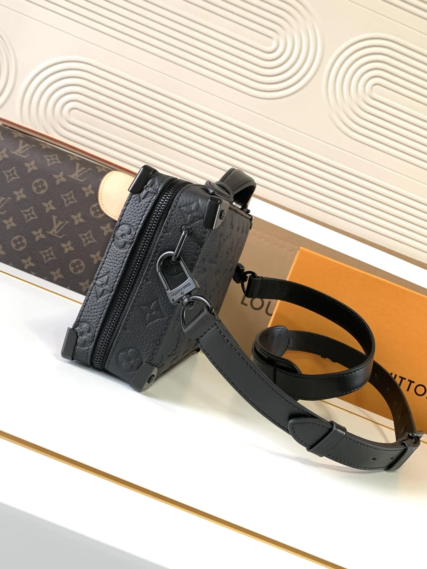 LV 牛皮 广口开合方便取放物品 适宜收纳小型电子设备和随行所需 行李箱 旅行拉杆款 轻便出行款