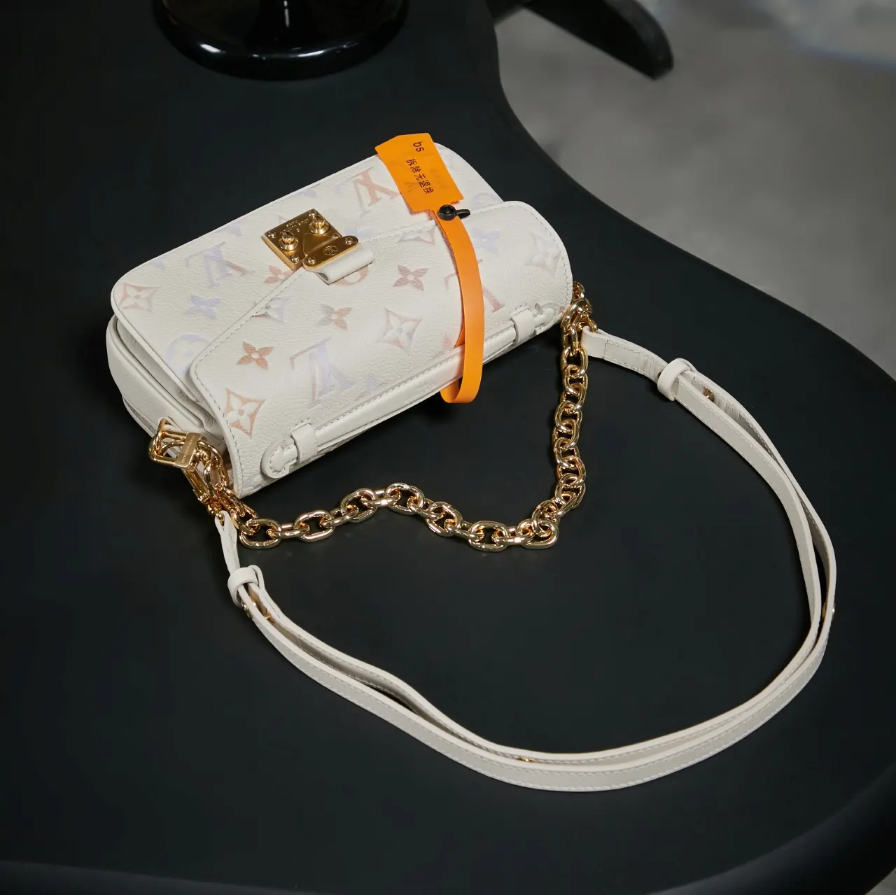 Louis Vuitton M25682 链条包