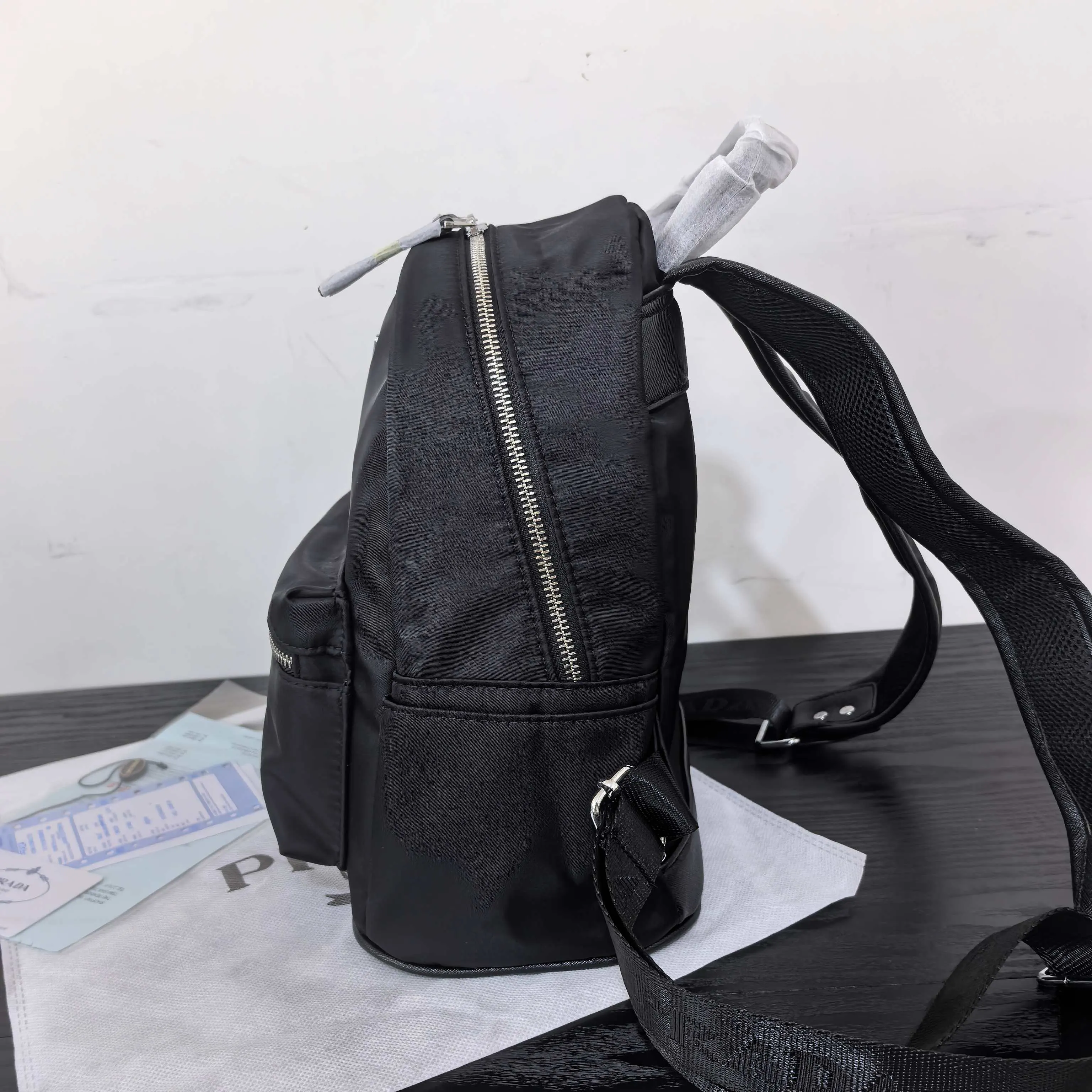 Prada 黑色 双肩包 实用双肩款