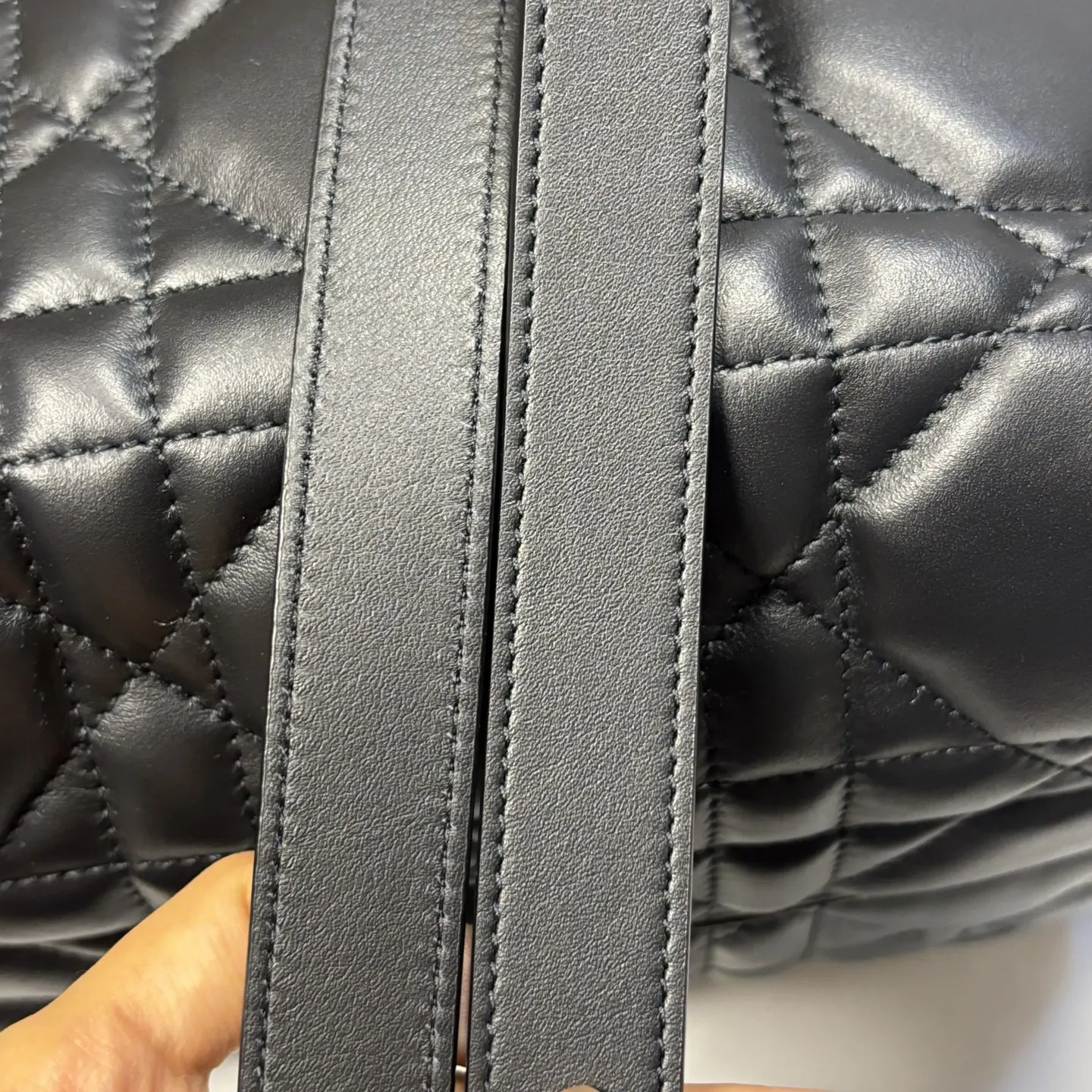 Dior 黑色 牛皮 中号 Toujours 竖版手袋 黑色牛皮革超大藤格 托特包 大容量托特款
