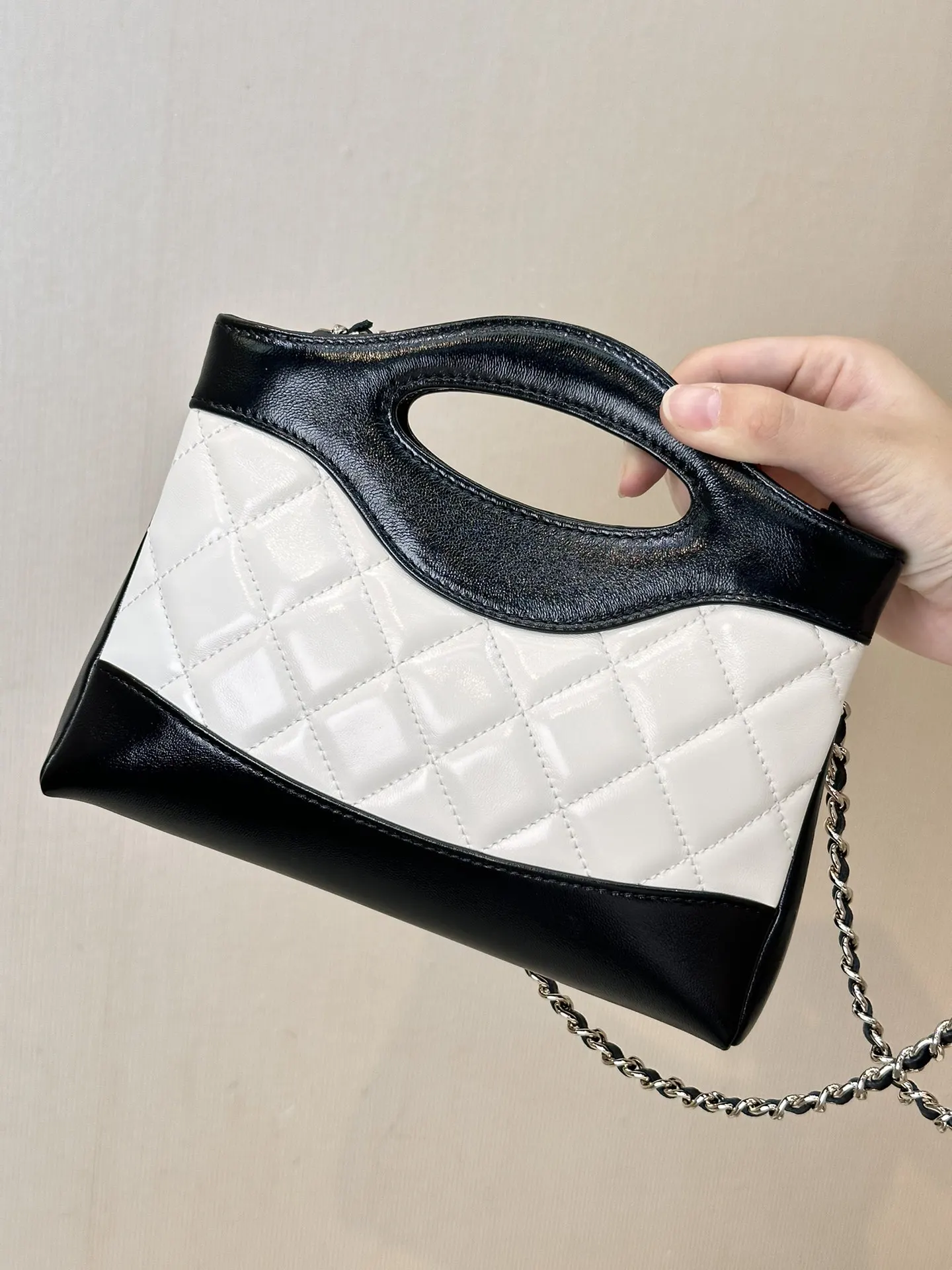 Chanel Oil Wax Sheepskin Chain Bag One Shoulder Cross Image 6 Chanel Oil Wax Sheepskin Chain Bag One Shoulder Cross Image 6