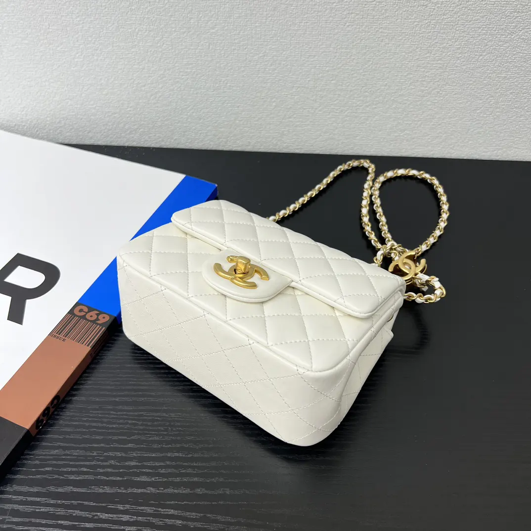 Chanel 米白色小羊皮菱格鏈條包 金扣