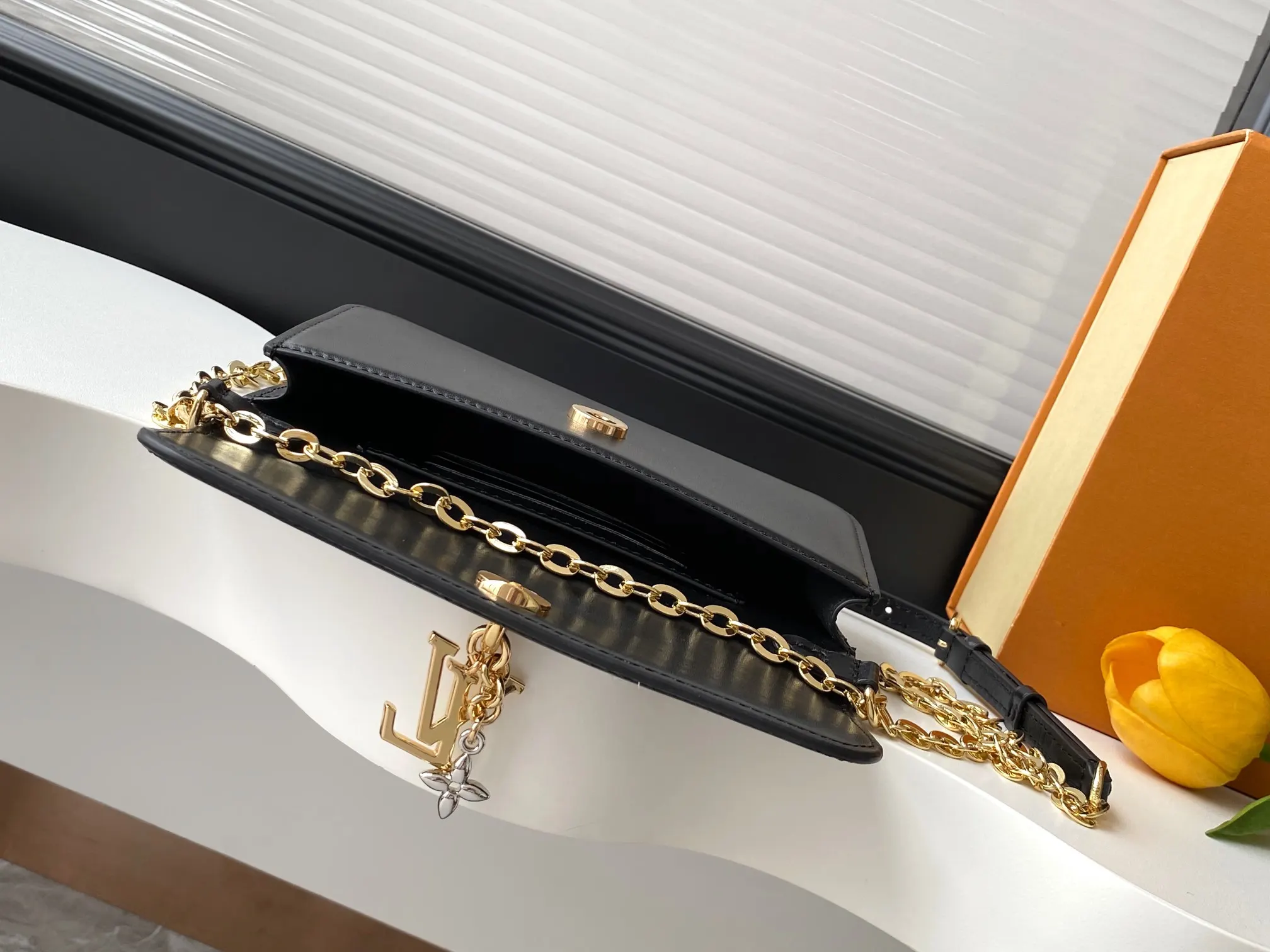 LV 黑色 杏色 牛皮 灵感源自品牌經典 Mo图案的装饰点缀其 鏈條包 精致鏈條款(數字9) LV 黑色 杏色 牛皮 灵感源自品牌經典 Mo图案的装饰点缀其 鏈條包 精致鏈條款(數字9)