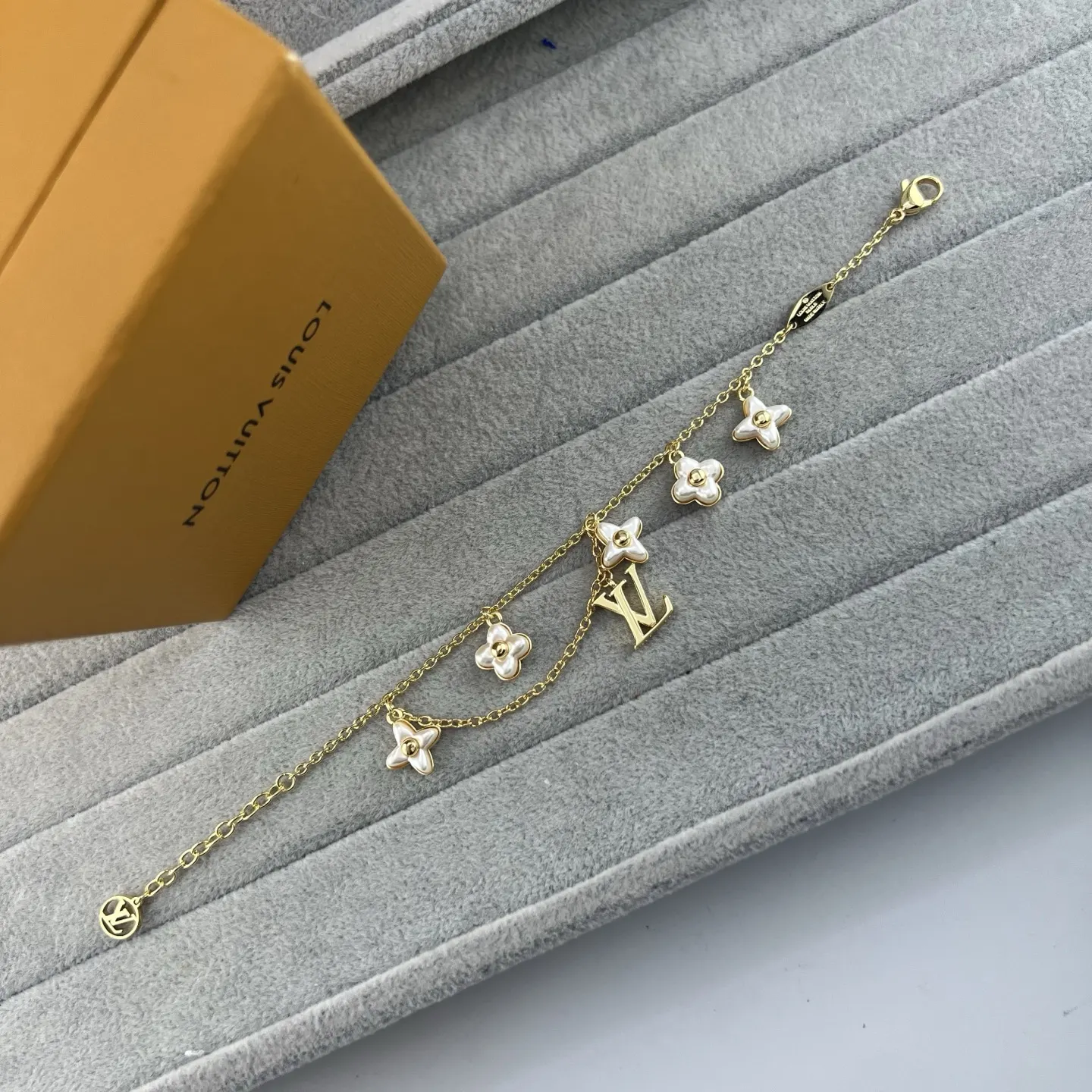 LV 金色 珍珠 字母 四叶草 手链 日常叠戴款