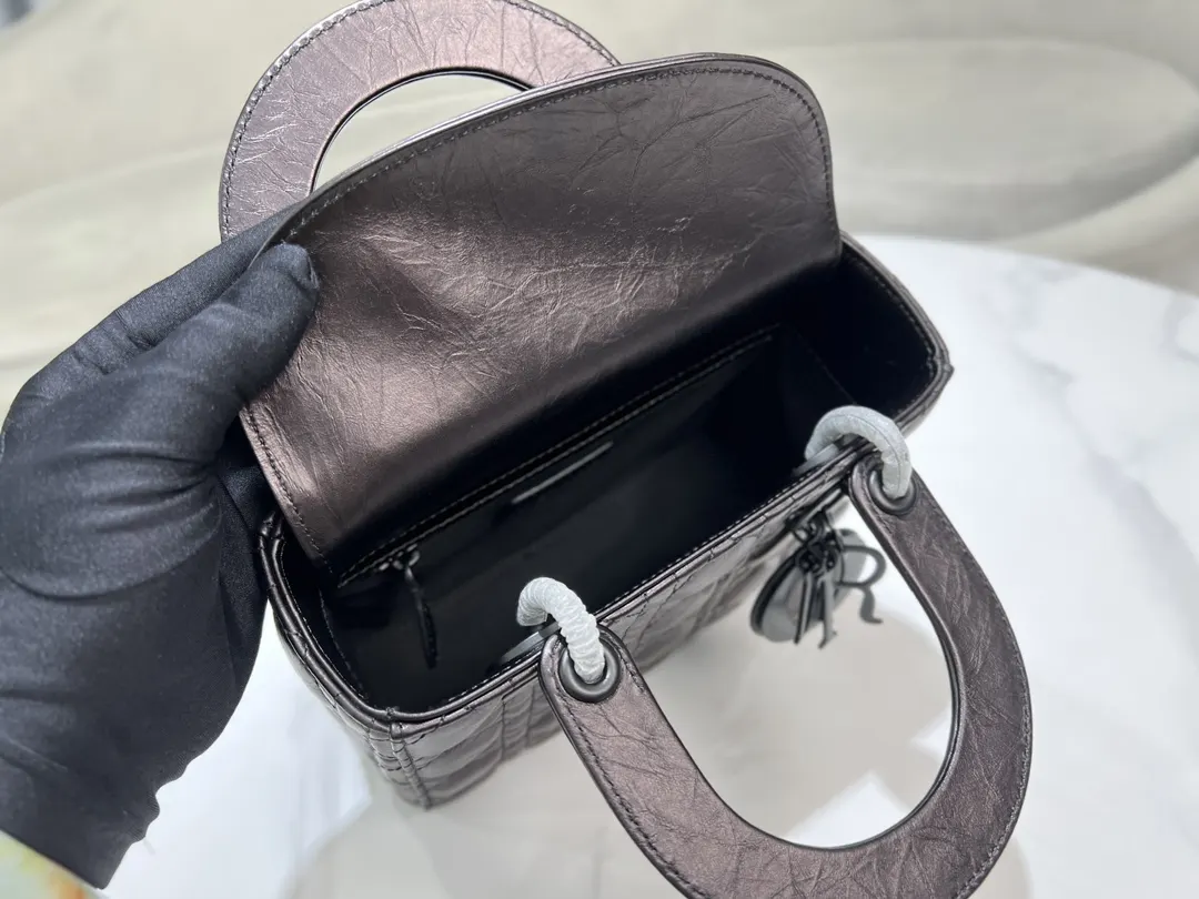 Dior 黑色 进口 油蜡皮戴妃包 四格 油蜡皮戴妃 收納包 旅行收納款(數字9) Dior 黑色 进口 油蜡皮戴妃包 四格 油蜡皮戴妃 收納包 旅行收納款(數字9)