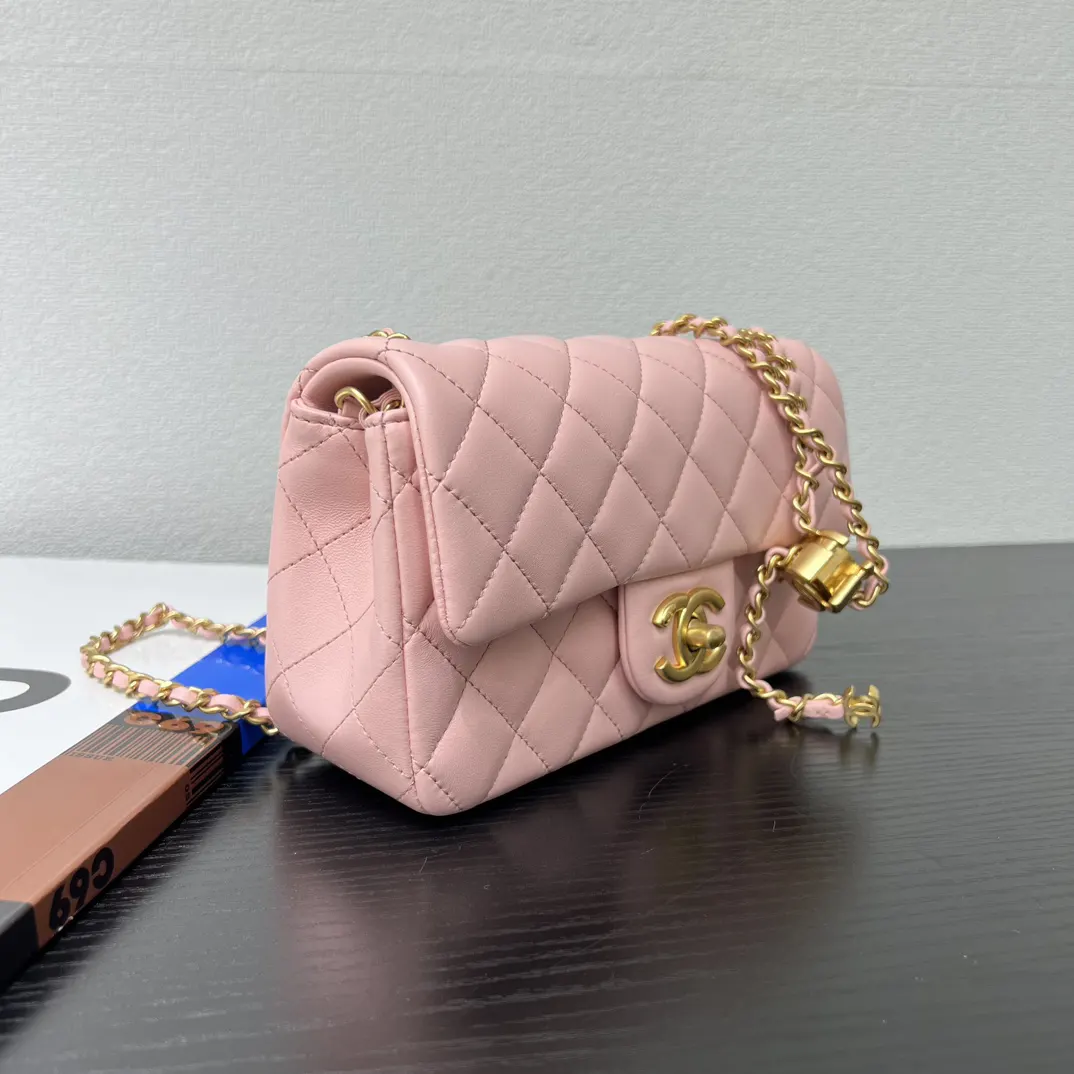 CHANEL 粉色小羊皮菱格链条包 迷你款