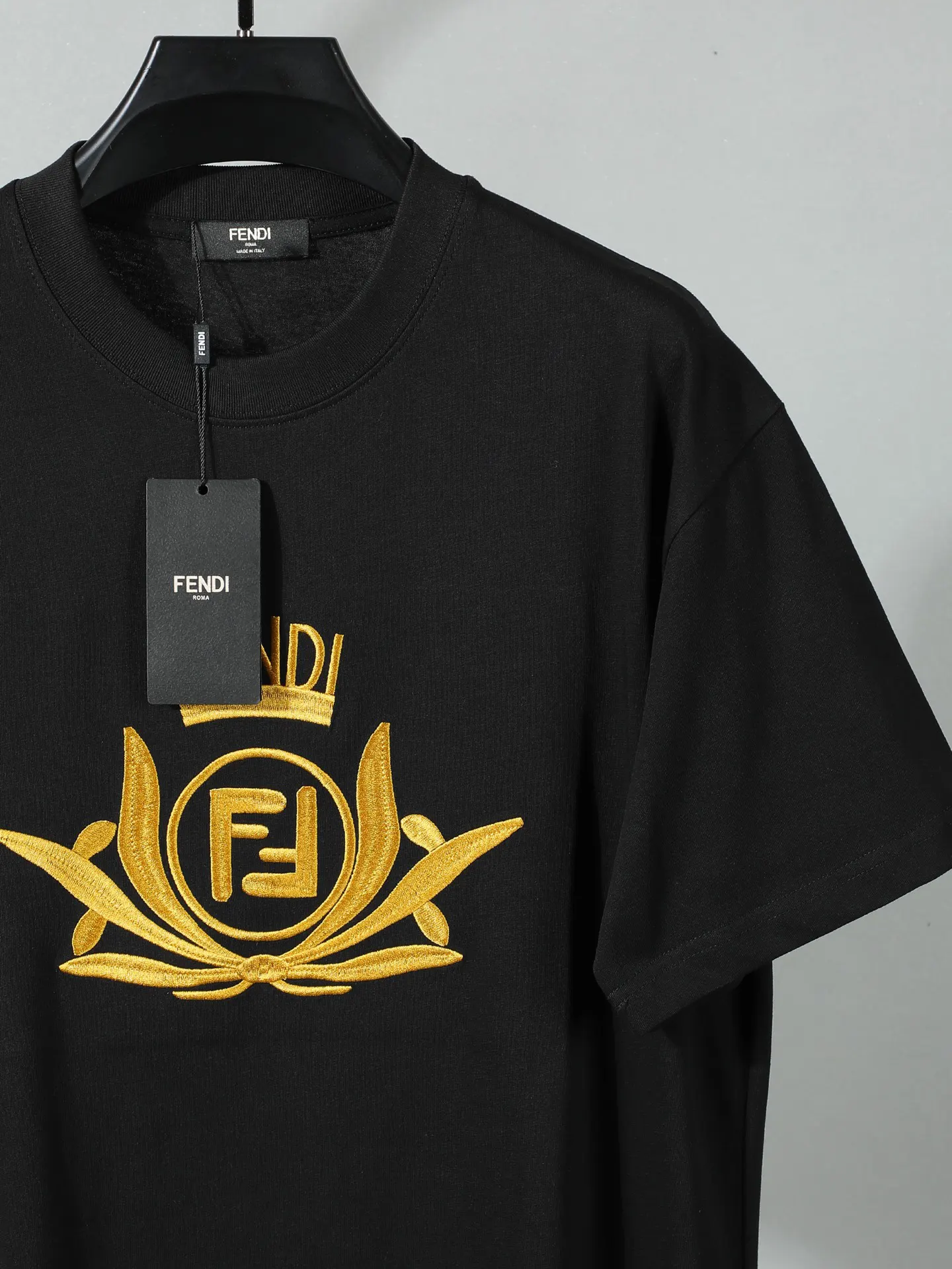 Fendi 2026 Spring Summer Logo Embroidery Short Sleeve T-Shirt Daily Versatile Style Image 3 Fendi 2026 Spring Summer Logo Embroidery Short Sleeve T-Shirt Daily Versatile Style Image 3