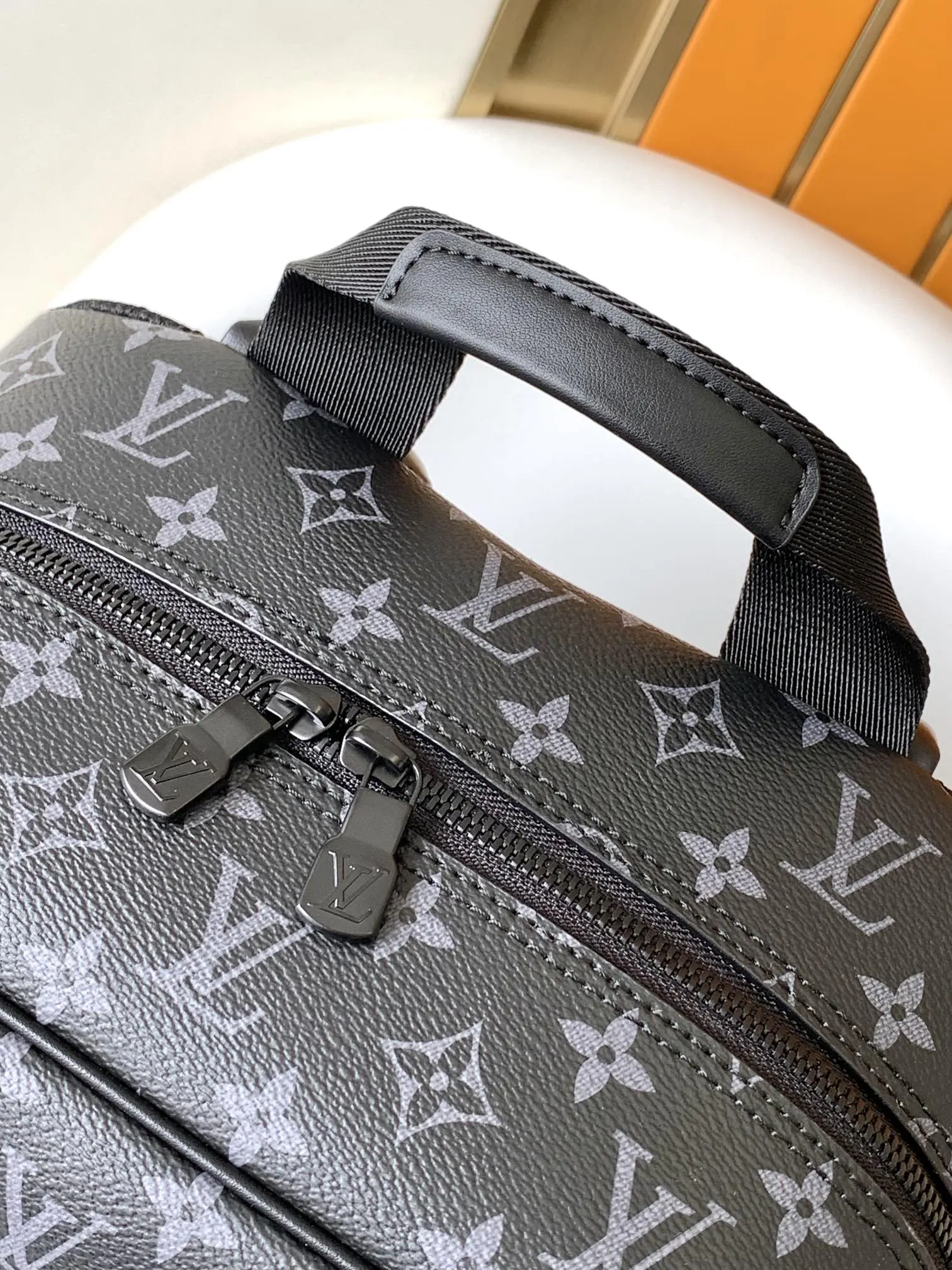 LV Mo内袋和拉链前袋确保稳妥收纳和便捷取放 亦可容纳笔记本 双肩包 实用双肩款