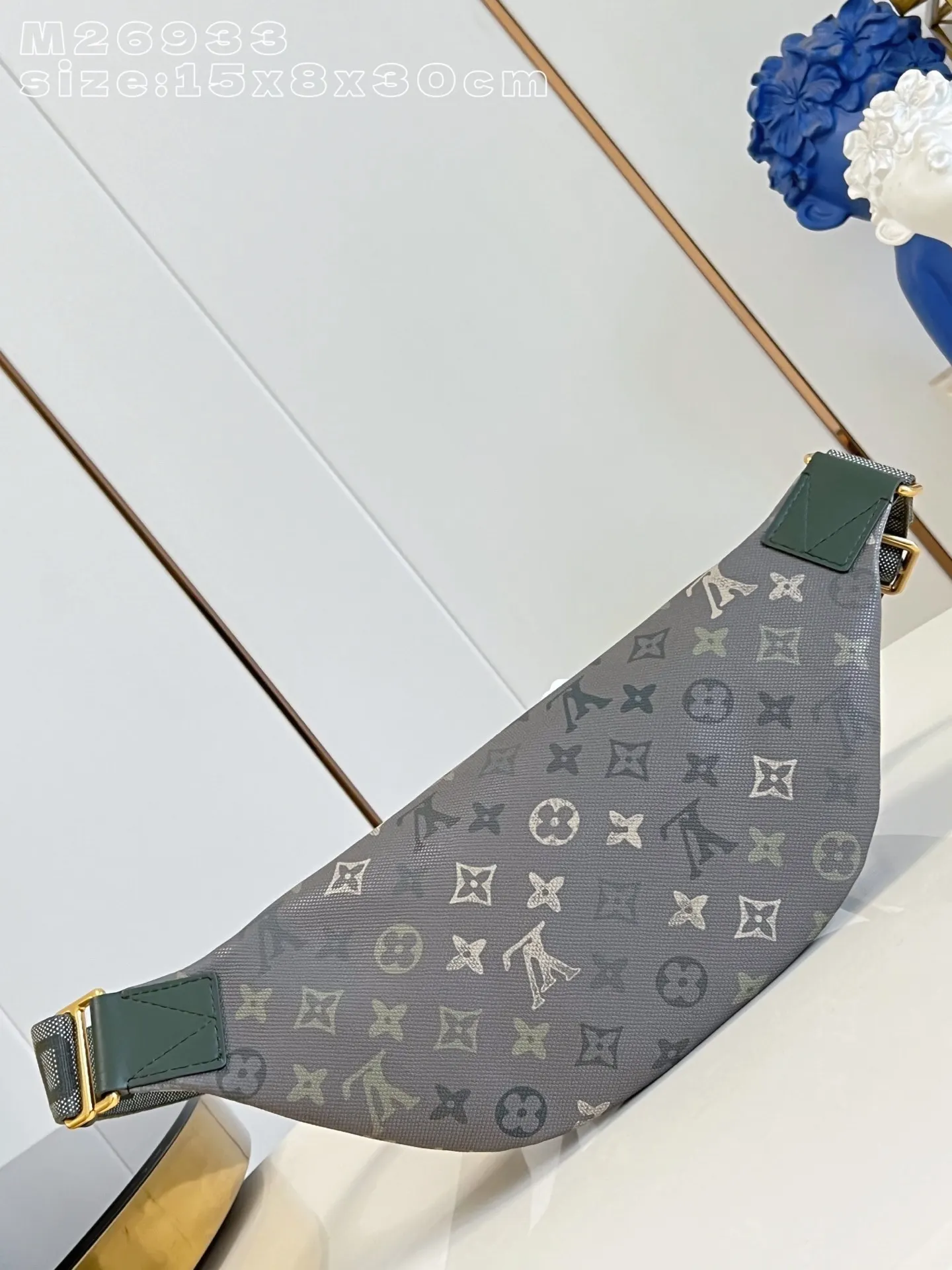 LV 帆布 拉链前袋与主隔层方便存取日常所需 可调节肩带可系于腰 腰包 休閒腰包款