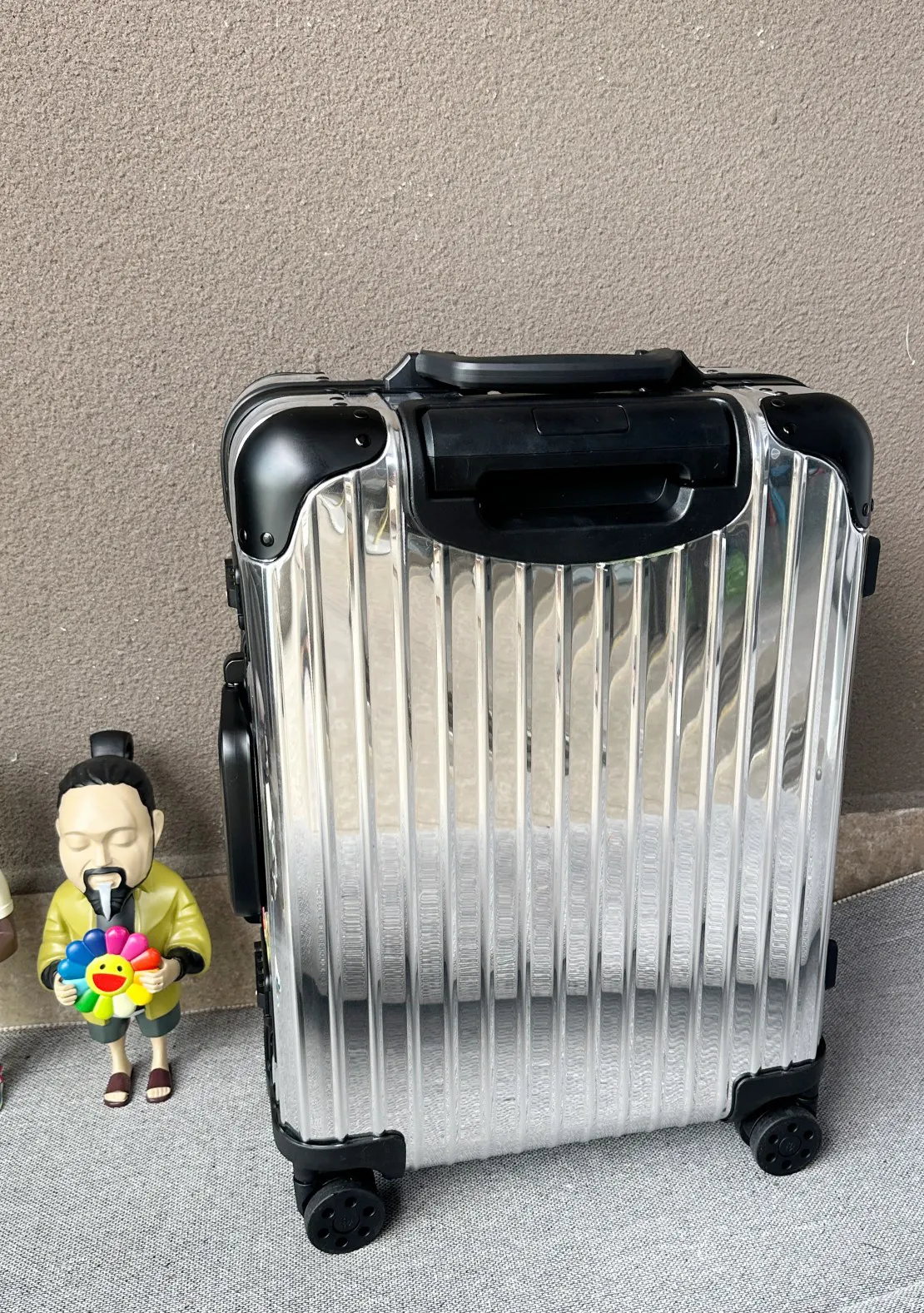 M与R 合作推出「 Reflection 」镜面行李 行李箱 旅行拉杆款 轻便出行款