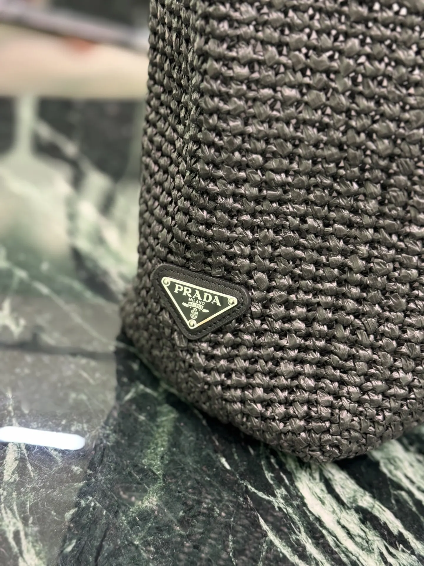 Prada 正面标志性的刻字徽标刺繡巧妙点缀廓形 托特包 大容量托特款