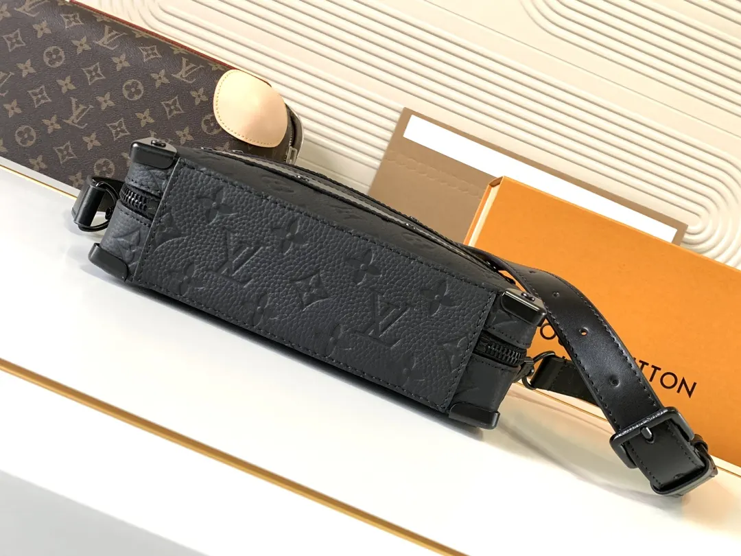 LV 牛皮 广口开合方便取放物品 适宜收纳小型电子设备和随行所需 行李箱 旅行拉杆款 轻便出行款