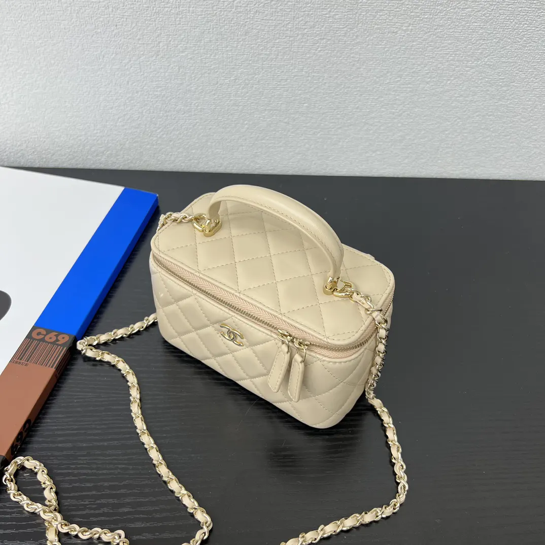 CHANEL 19 Bag 米色羊皮菱格链条包 金链款