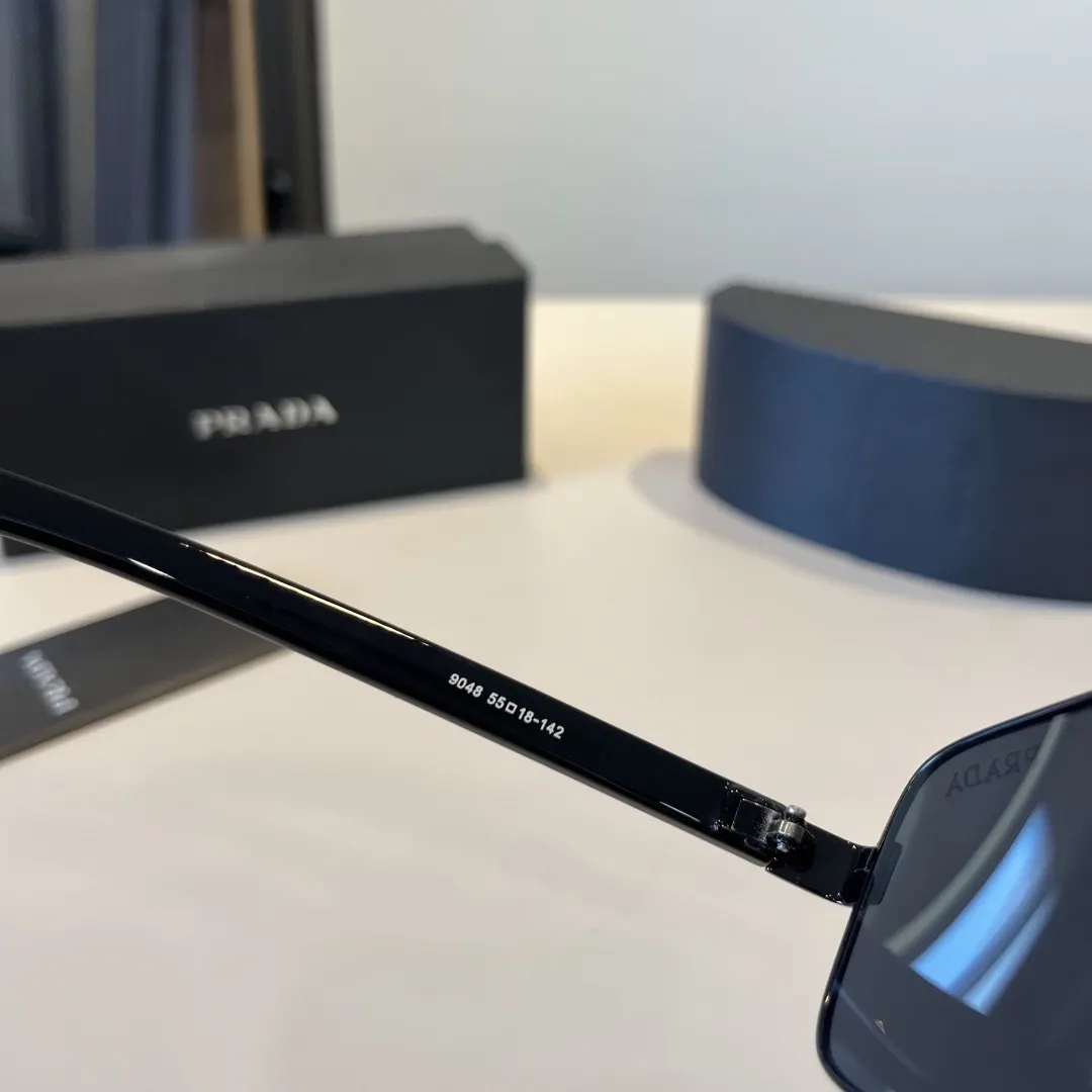 PRADA 太阳眼镜 时尚遮阳款
