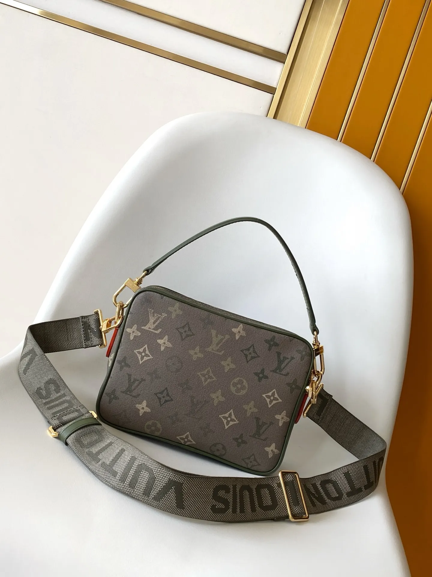 LV white and blue color scheme messenger bag Image 3 LV white and blue color scheme messenger bag Image 3
