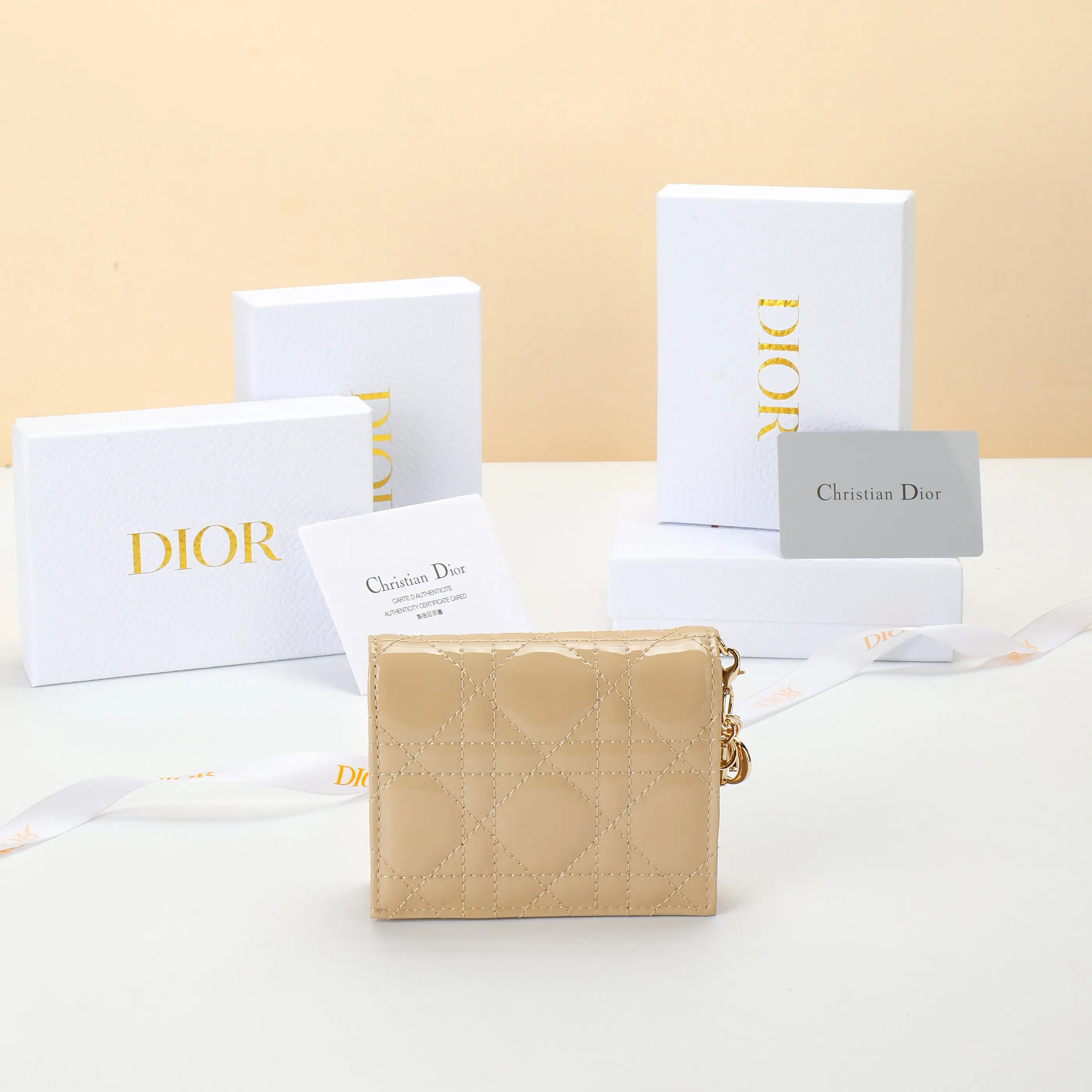 Dior 牛皮錢包 精緻配飾(數字5) Dior 牛皮錢包 精緻配飾(數字5)