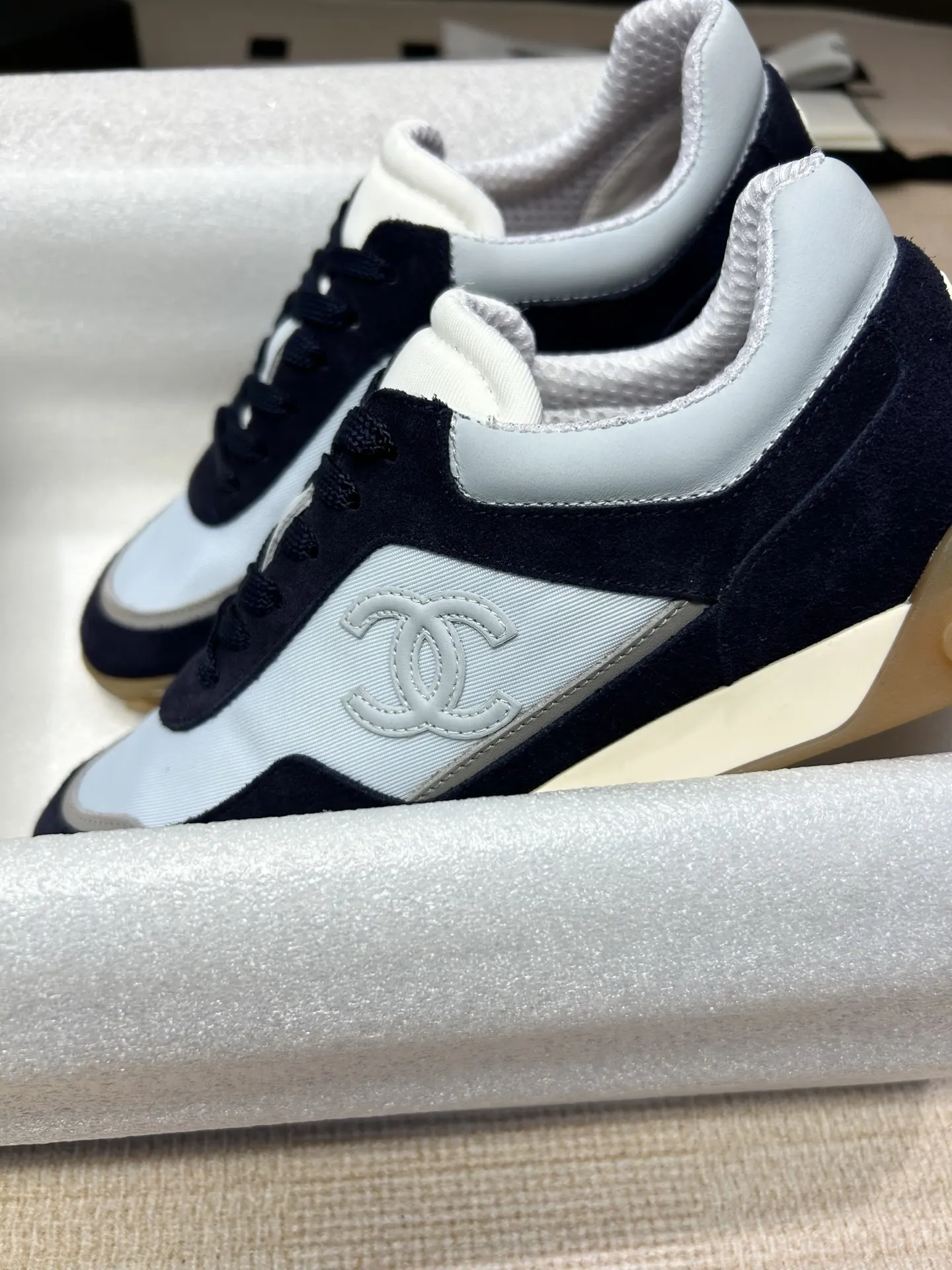 Chanel 黑白拼色羊皮休闲鞋 双C低帮
