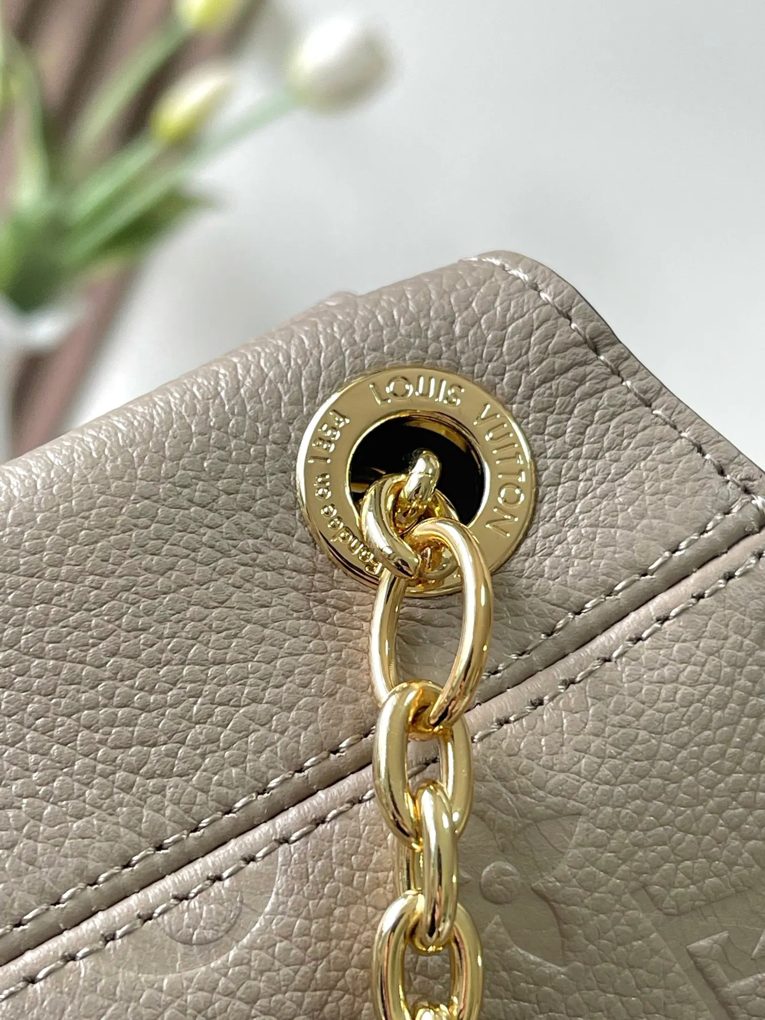 LV 牛皮 Anytime 中号手袋回溯诞生于 鏈條包 精致鏈條款