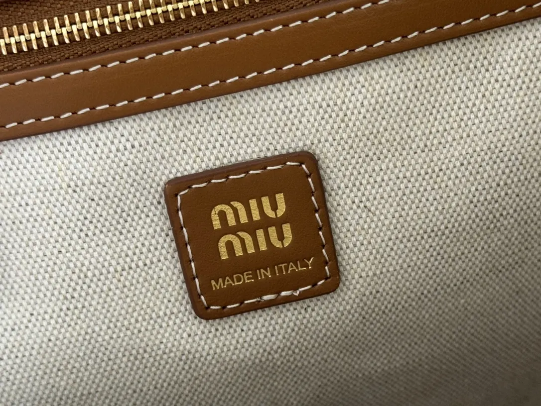 Miu 小牛皮 雙肩包 实用雙肩款(數字8) Miu 小牛皮 雙肩包 实用雙肩款(數字8)