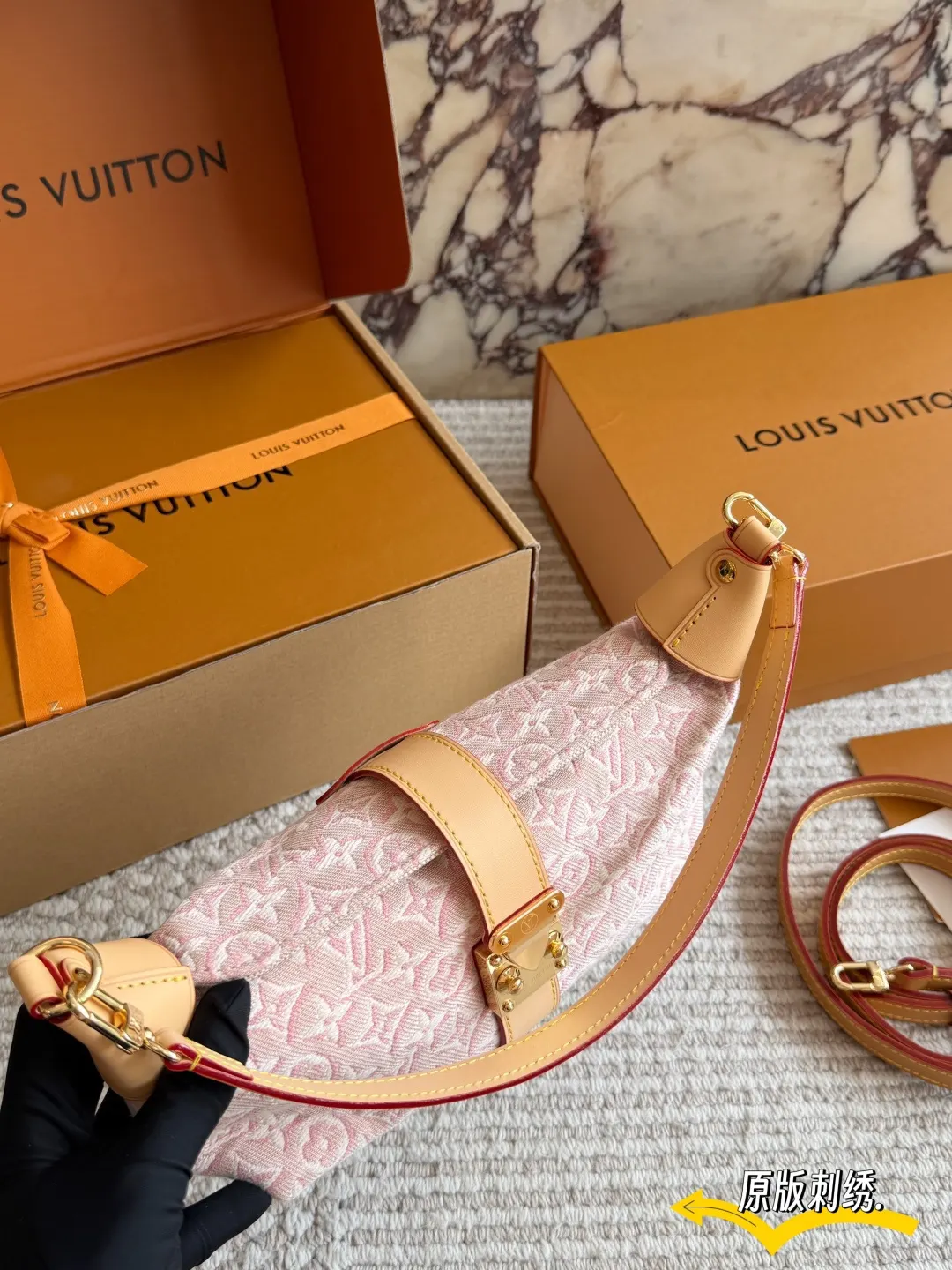LV 老花 粉色 丹宁 盒 Pochette Mia 粉色刺绣丹宁 双肩包 实用双肩款