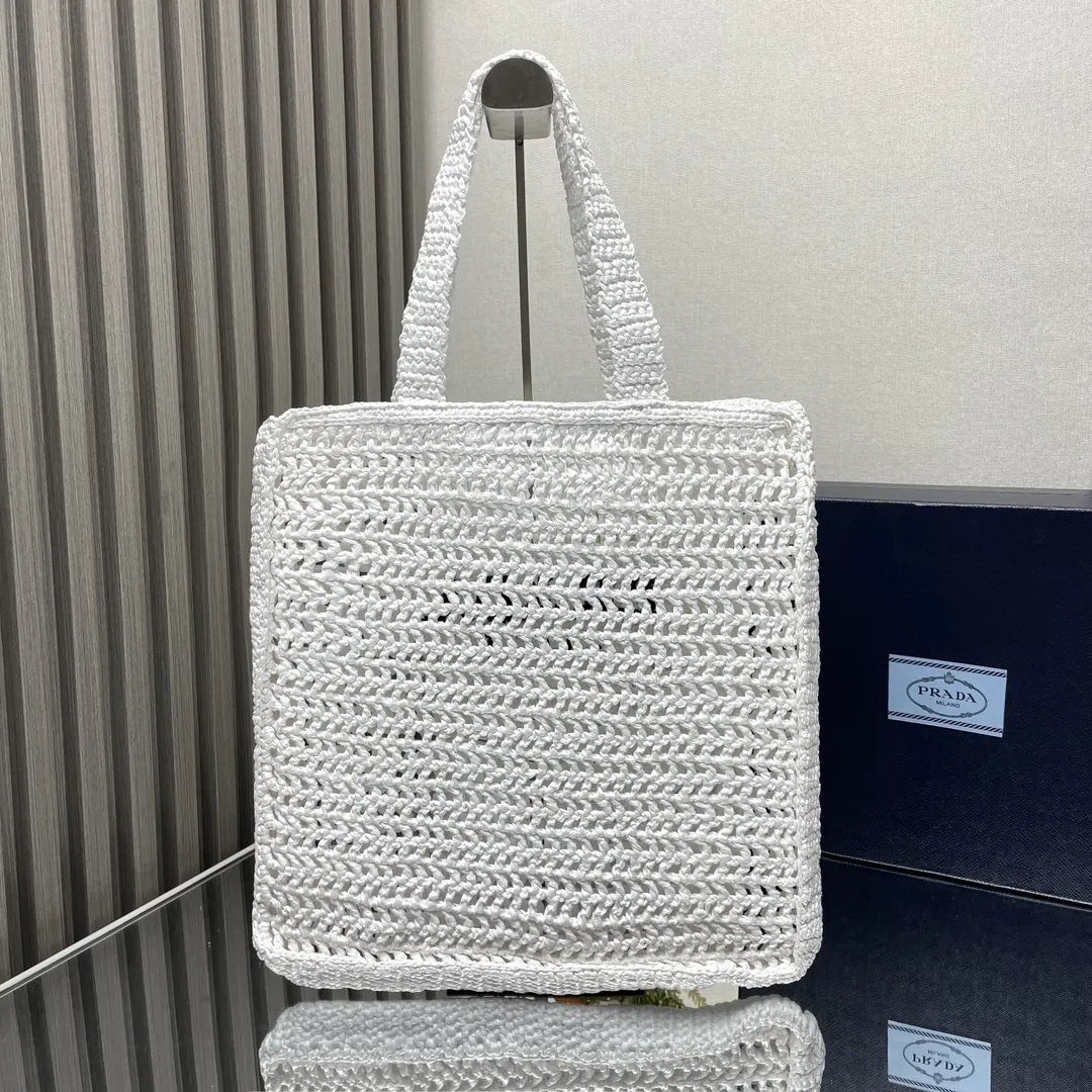 标志性的家三角形徽标焕新重释 装点包身正面 中心处饰 托特包 大容量托特款