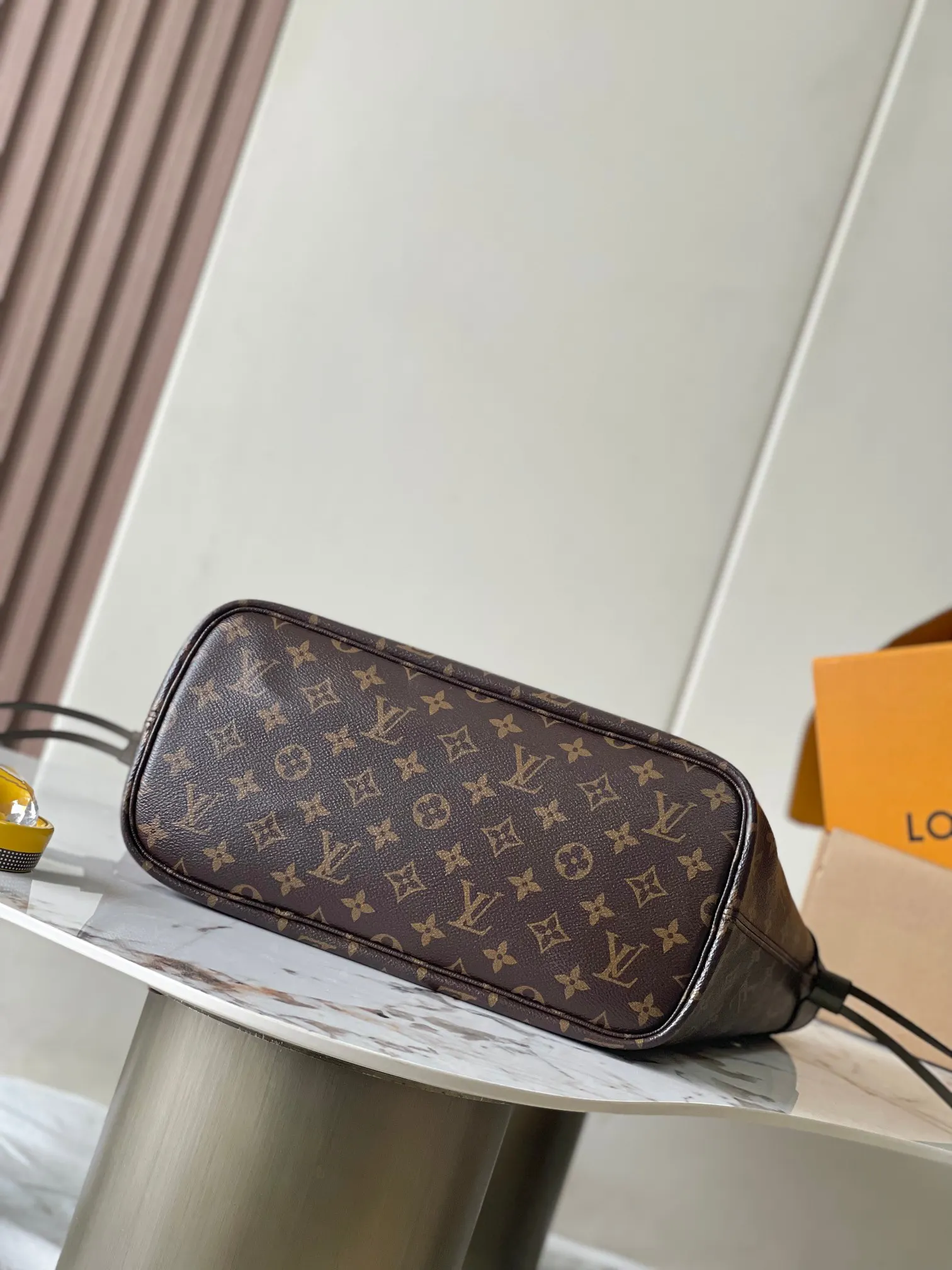 LV Neverfull tote bag, high-capacity commuter model Image 5 LV Neverfull tote bag, high-capacity commuter model Image 5