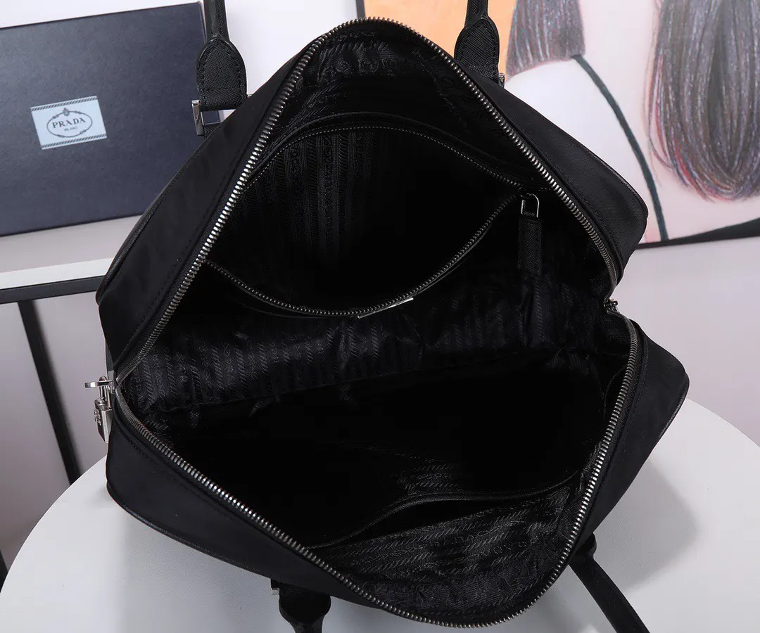 Prada 黑色 牛皮 进口防水降落伞布 头层牛皮 公文包 商務通勤款(數字9) Prada 黑色 牛皮 进口防水降落伞布 头层牛皮 公文包 商務通勤款(數字9)