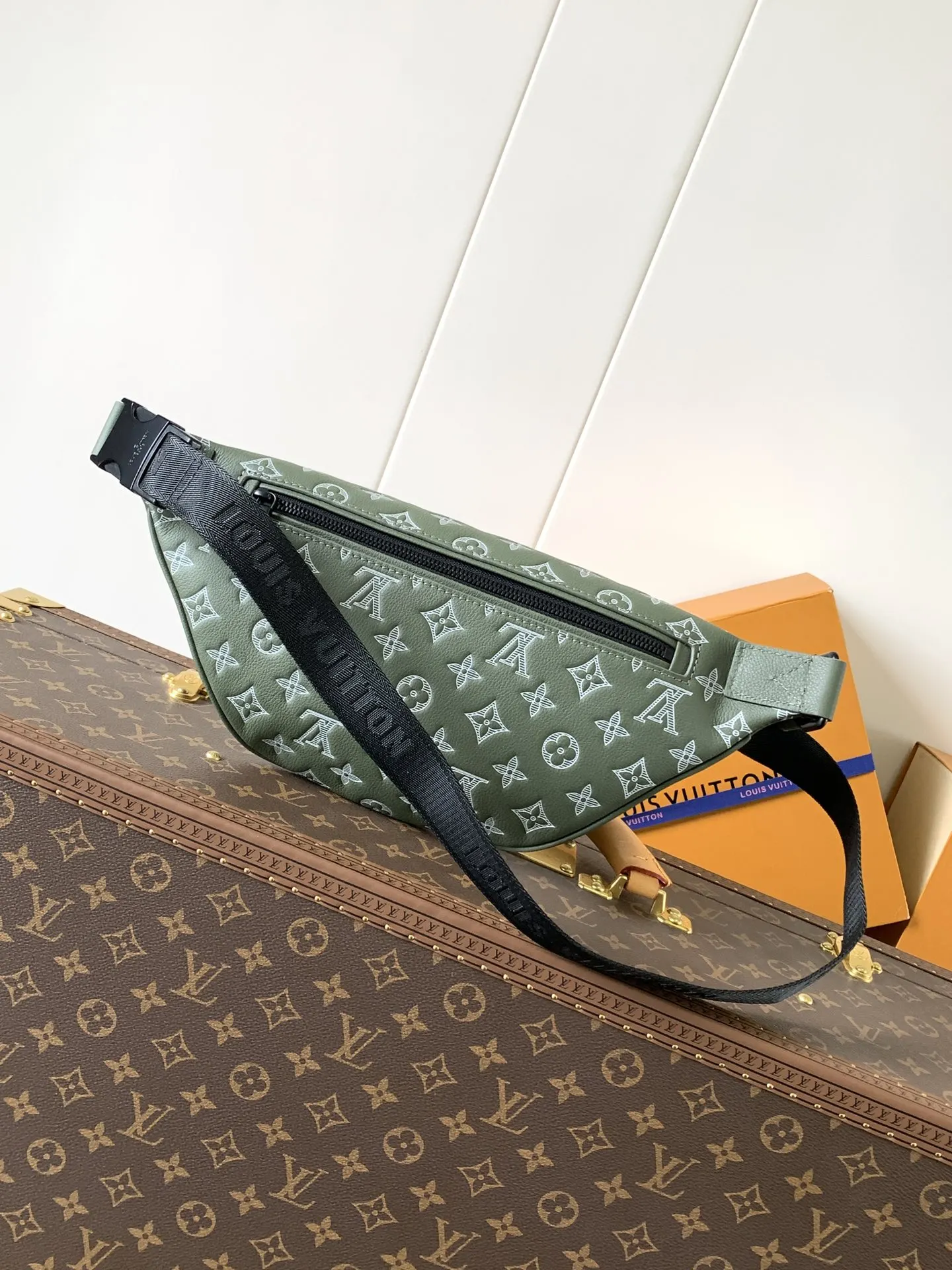 牛皮 前后拉链袋便于存取 钥匙和卡片 可调节腰带亦可实现肩 斜挎包 轻便斜挎款