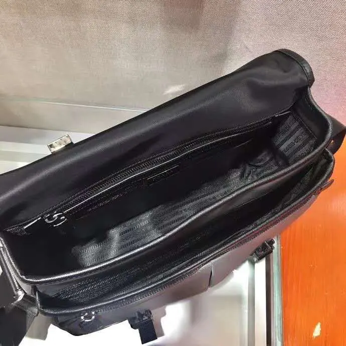 PRADA 2VD768B Re-Nylon尼龙 Saffiano十字纹牛皮 三角标 邮差包 通勤百搭款