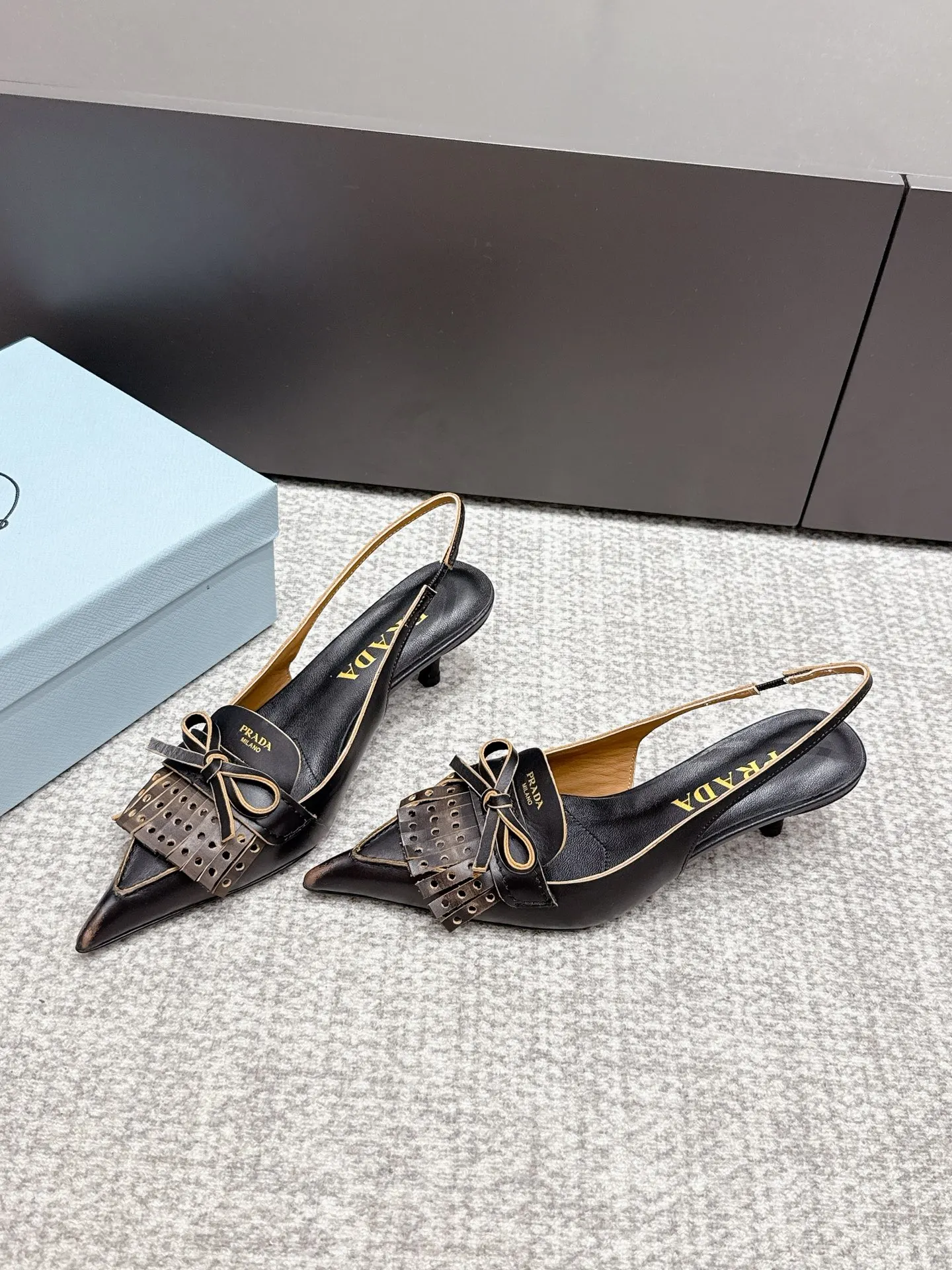 Prada 牛皮 羊皮 休闲鞋 舒适