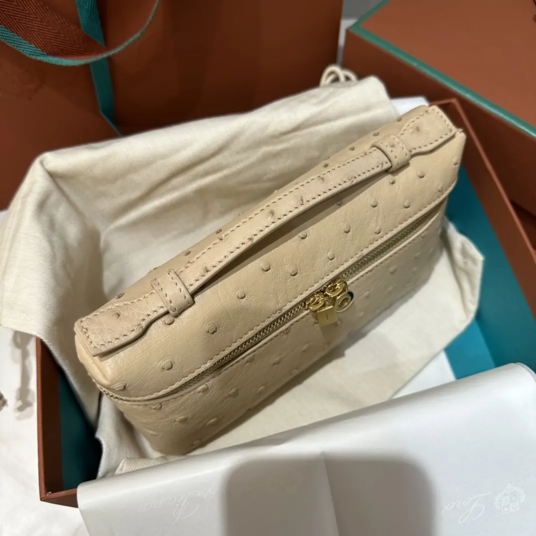 皮質细腻 手感像黃油一般柔软 小小包身大容量 不光是 化妝包 便携收納款