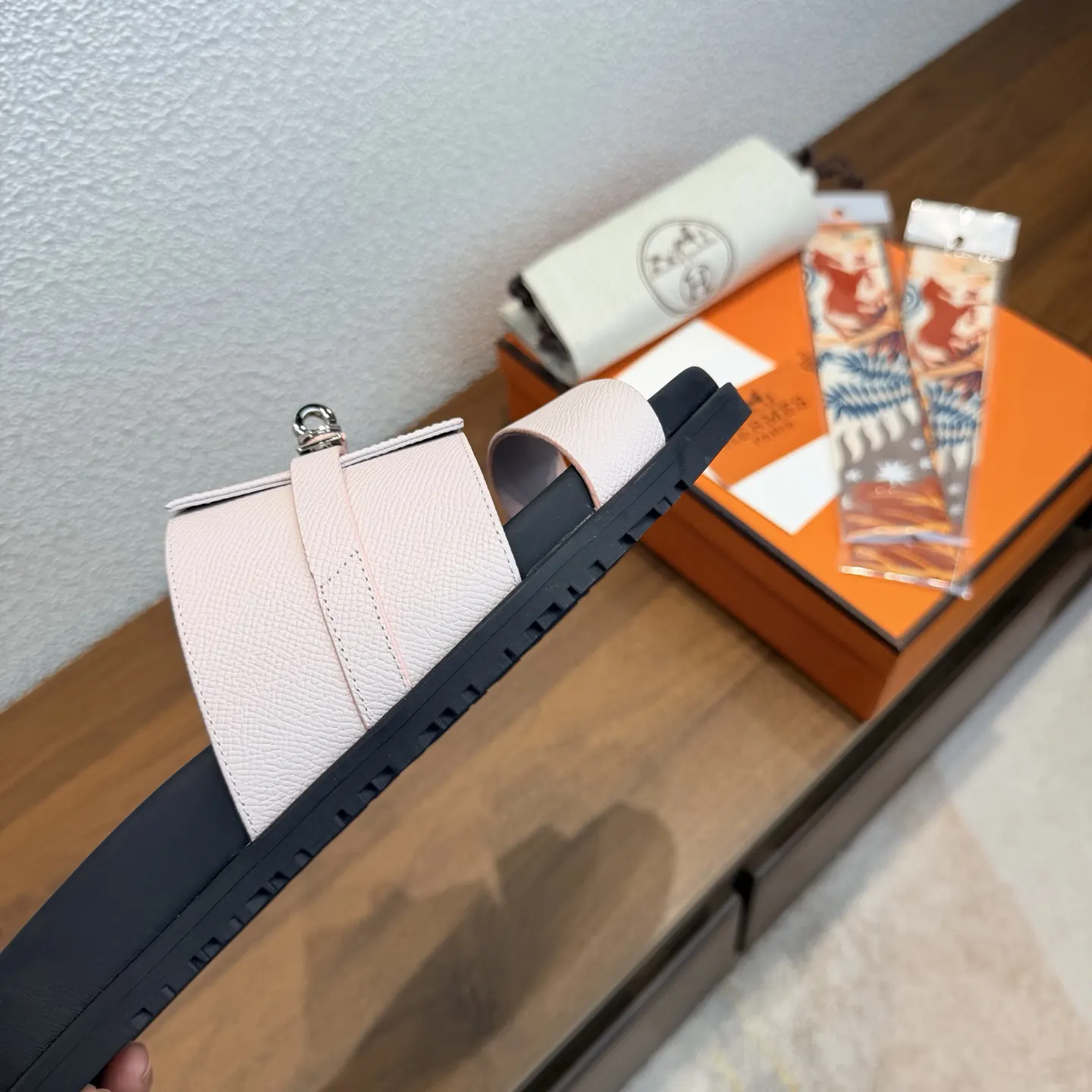Hermès 经典 小牛皮 拖鞋 舒适